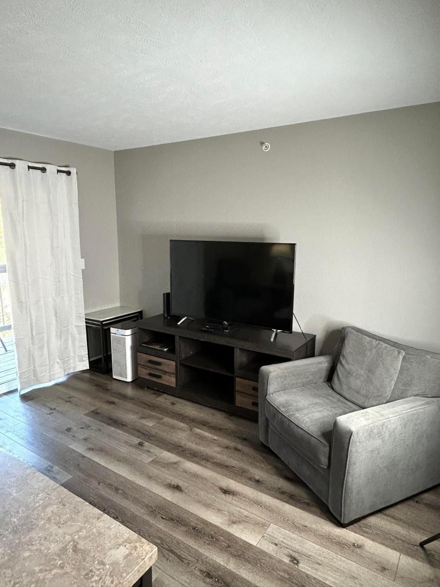Cozy With No Stairs, And Arcades! 5 Beds Apartment *