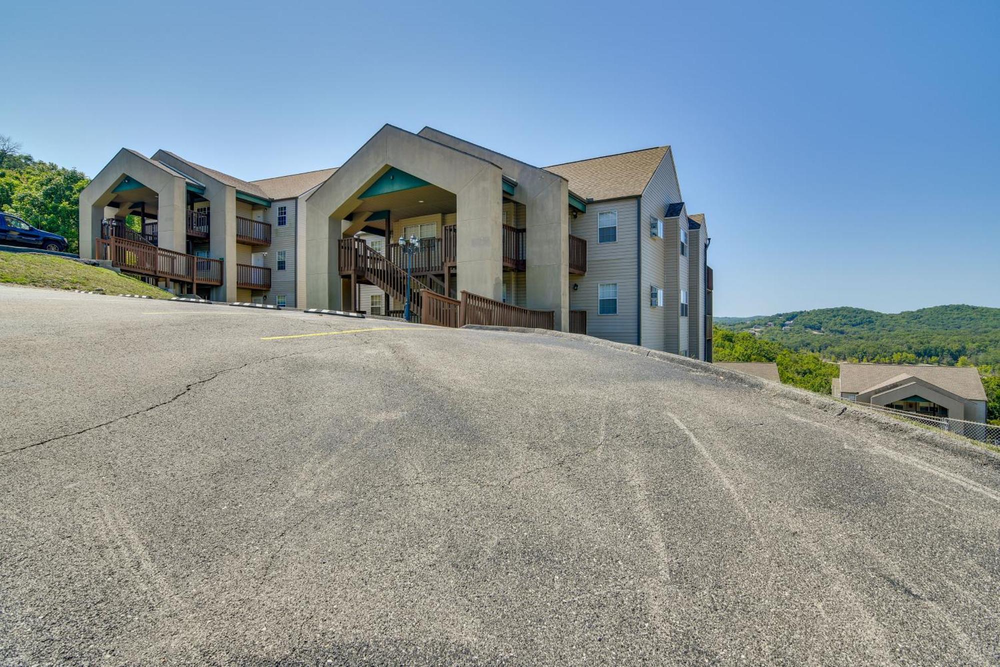 With View 1 Mi To Silver Dollar City! Apartment