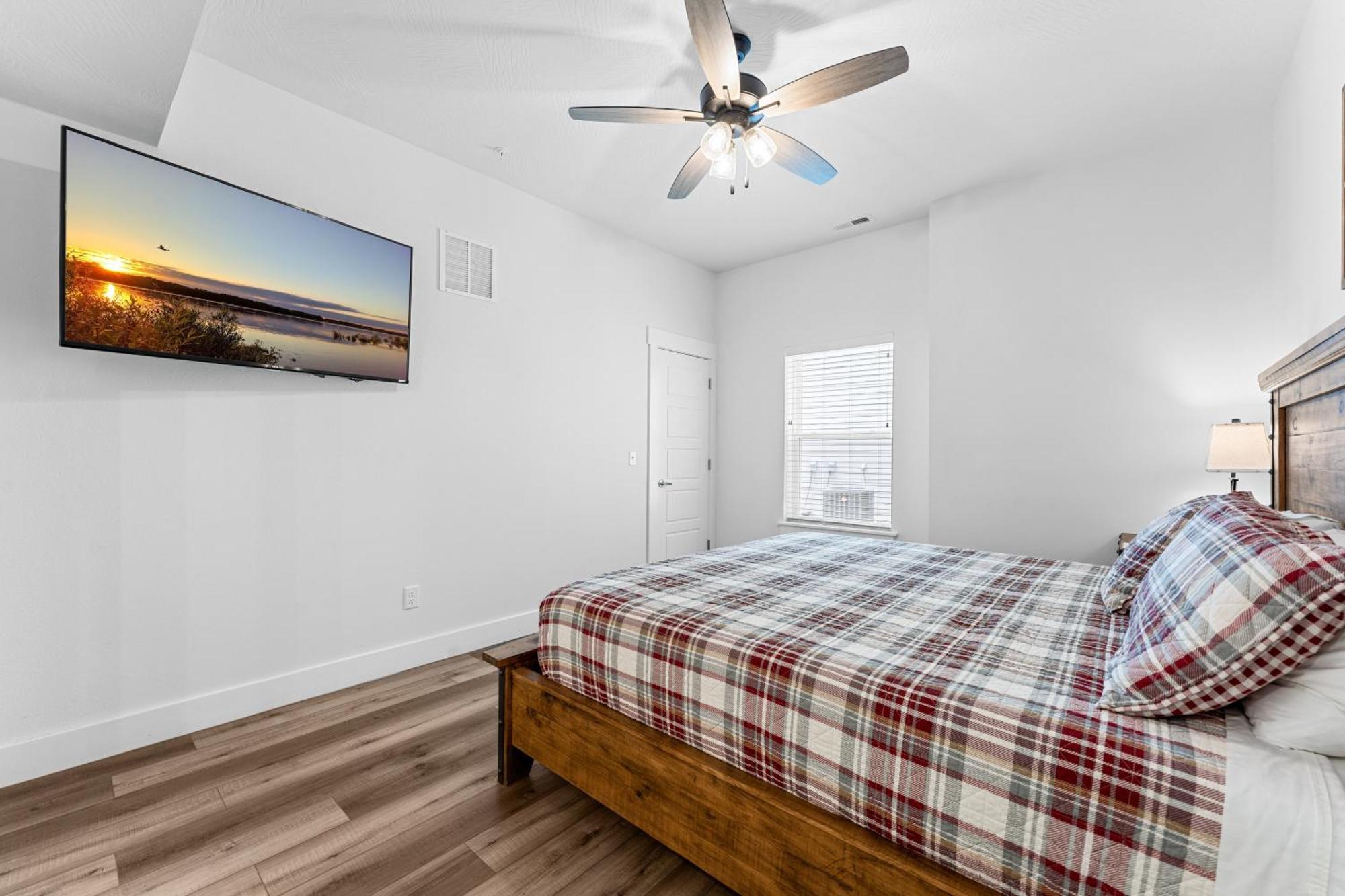 Cm132-6 -summer Breeze- Sleeps 17 *