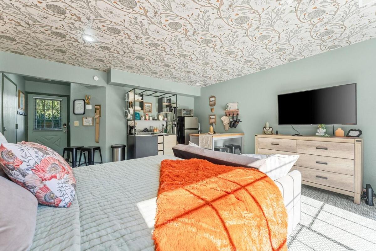 Apartment Walk-in W Patio, Pets Ok!