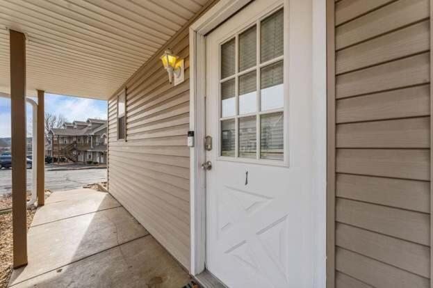 Apartment Walk-in W Patio, Pets Ok!