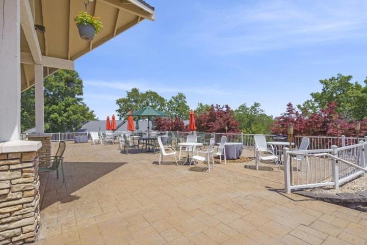 Apartment Luxurious At Hills - Beautifully Updated And Affordable - Family Amenities - No Steps