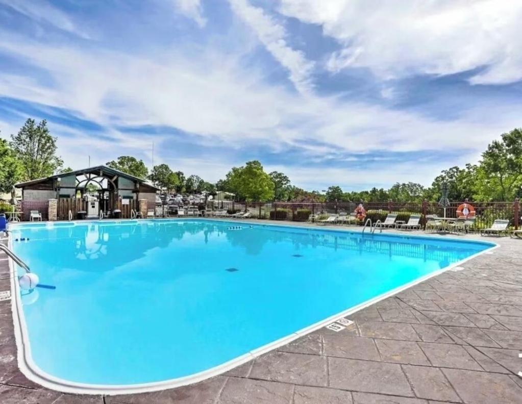 Luxurious At Hills - Beautifully Updated And Affordable - Family Amenities - No Steps Apartment Branson
