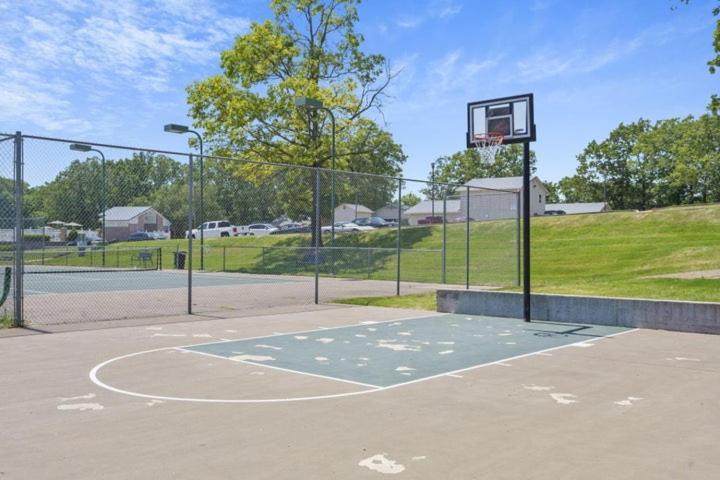 Luxurious At Hills - Beautifully Updated And Affordable - Family Amenities - No Steps Apartment *
