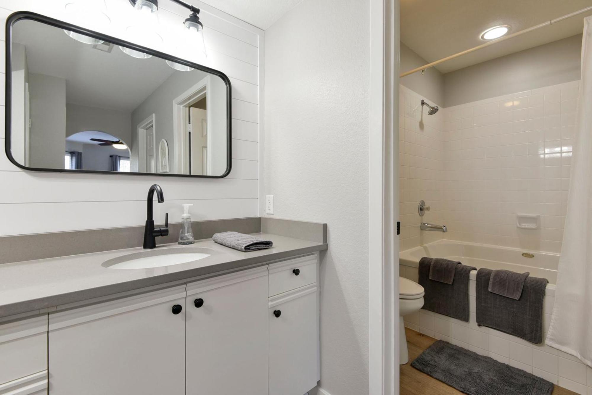 Luxurious At Hills - Beautifully Updated And Affordable - Family Amenities - No Steps Apartment