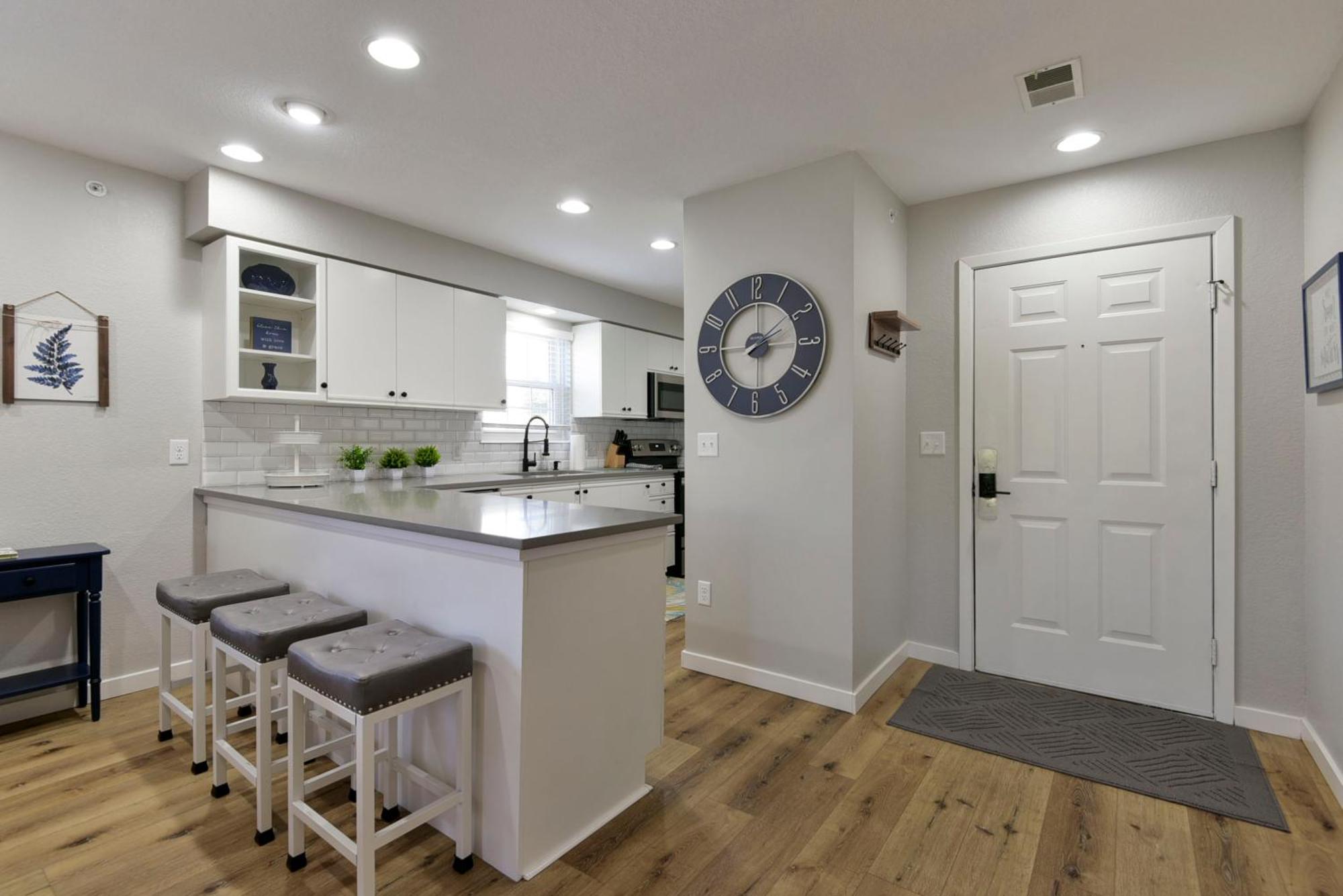Apartment Luxurious At Hills - Beautifully Updated And Affordable - Family Amenities - No Steps