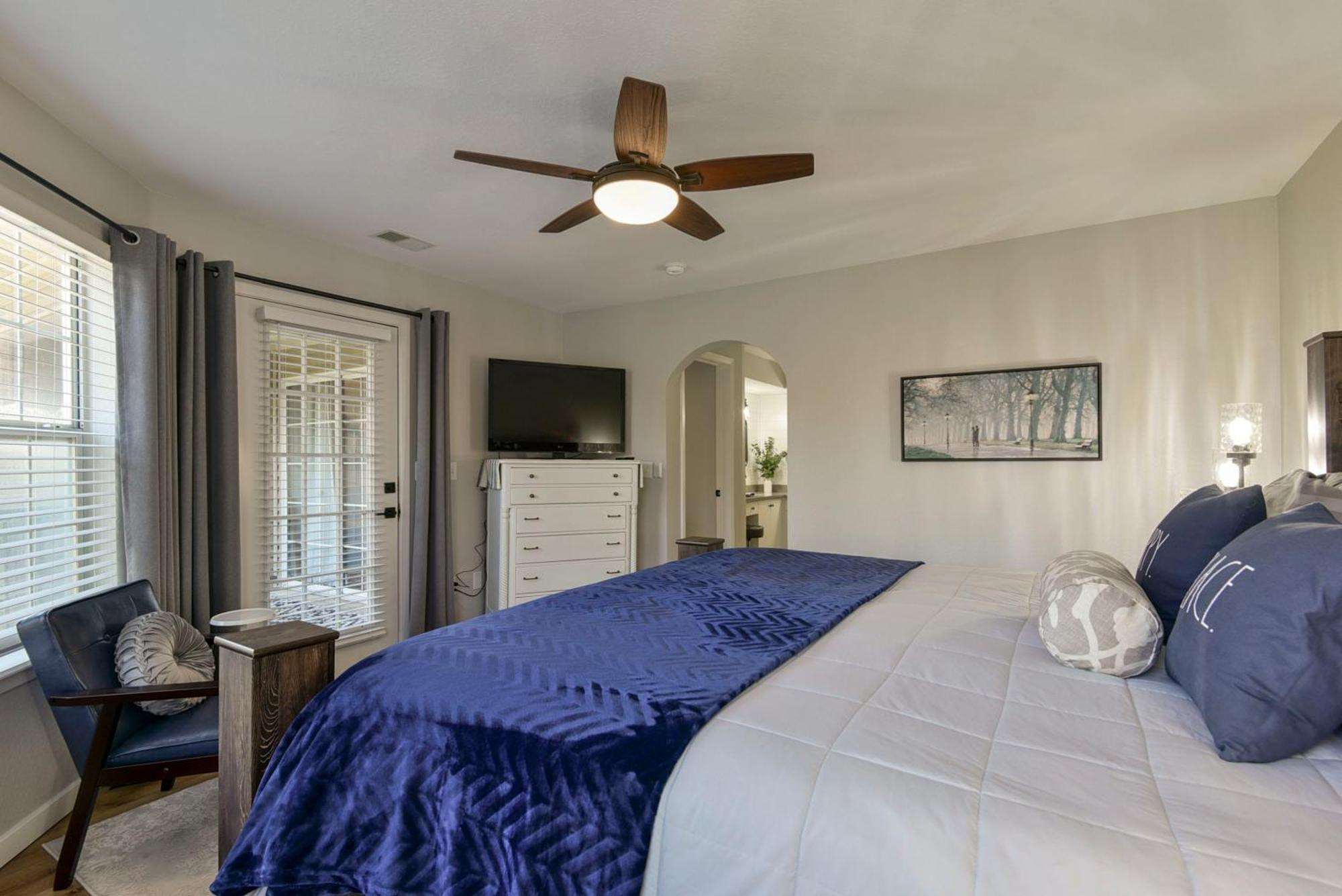 Apartment Luxurious At Hills - Beautifully Updated And Affordable - Family Amenities - No Steps