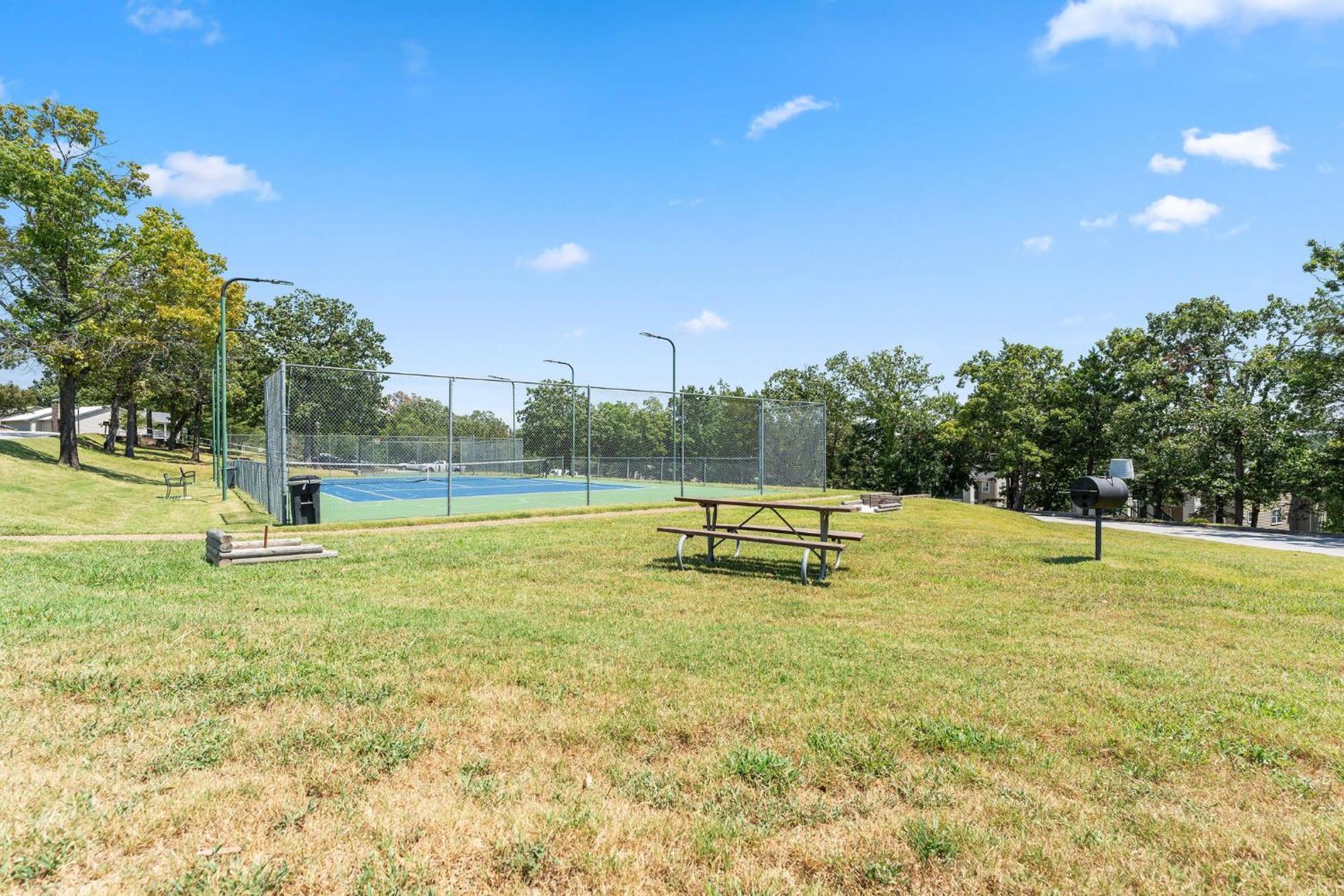 Cozy Top Floor 2Br Condo With View And Amenities!! *