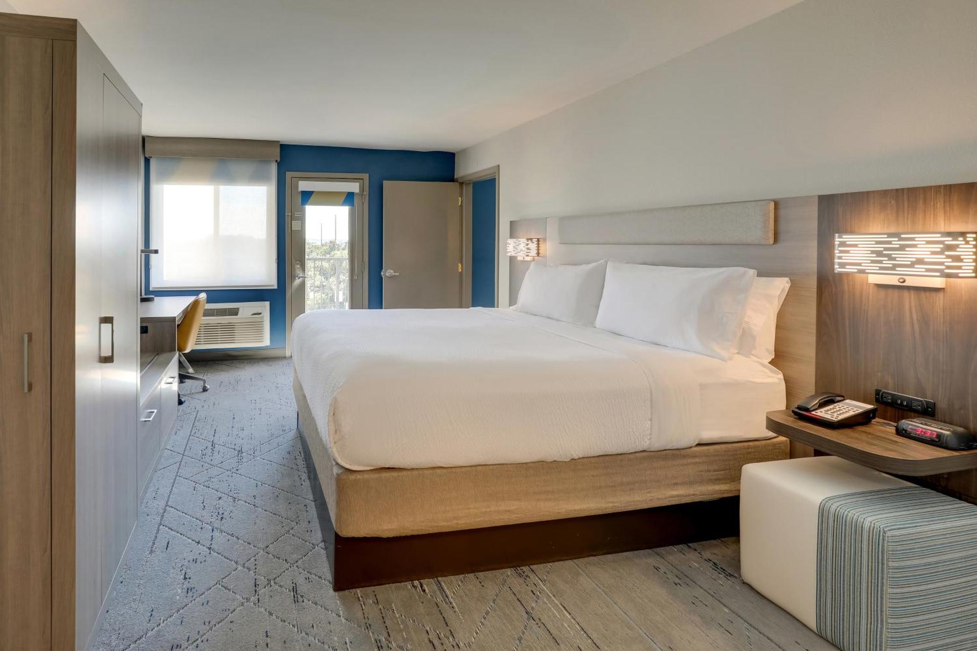 Hotel Express & 76 By Ihg Branson
