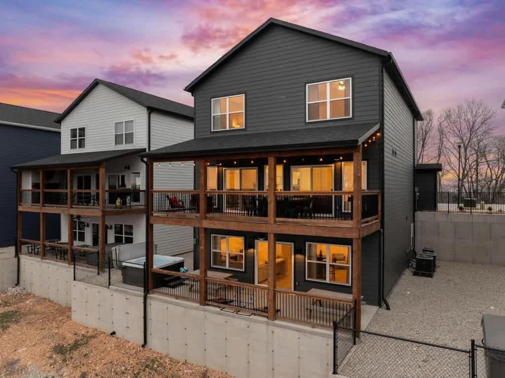 Holiday home Modern Retreat Whot Tub Arcade & Stunning Views Branson