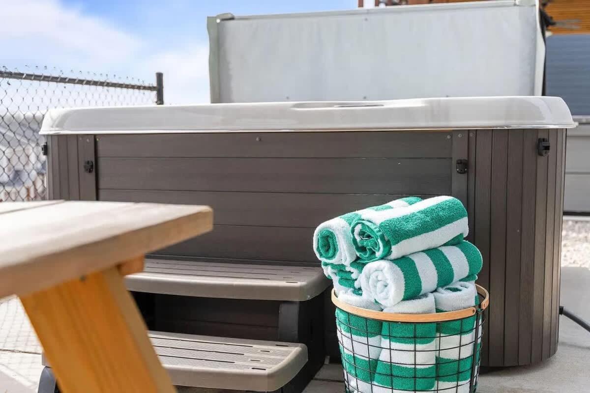 Modern Retreat Whot Tub Arcade & Stunning Views * Branson