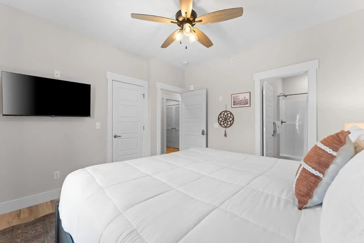 Modern Retreat Whot Tub Arcade & Stunning Views * Branson