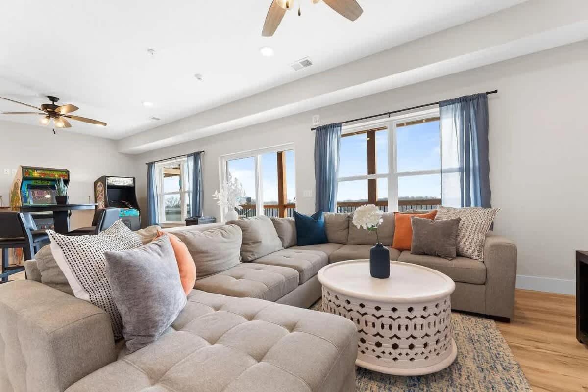 Holiday home Modern Retreat Whot Tub Arcade & Stunning Views *