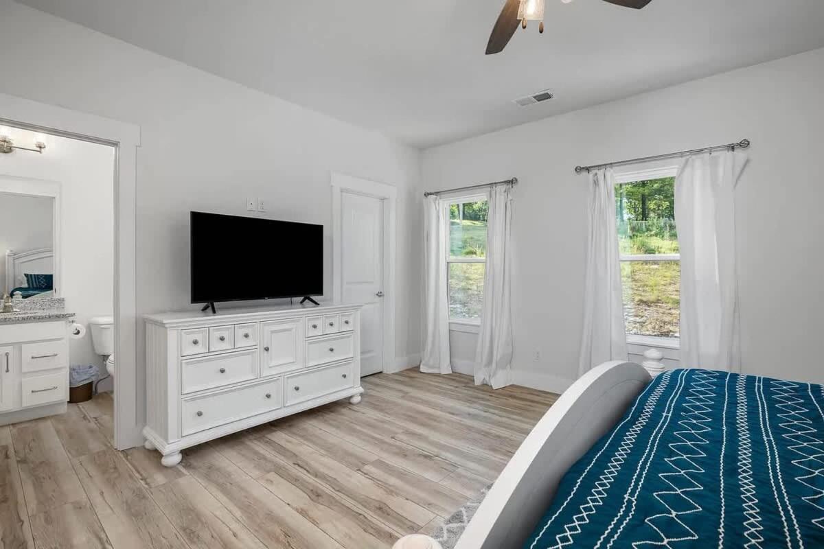 Cozy Table Rock W Hot Tub & Game Holiday home