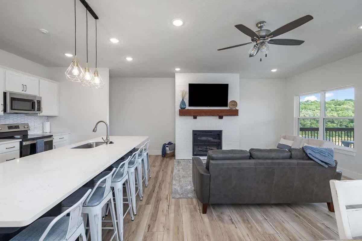 Cozy Table Rock W Hot Tub & Game Holiday home *