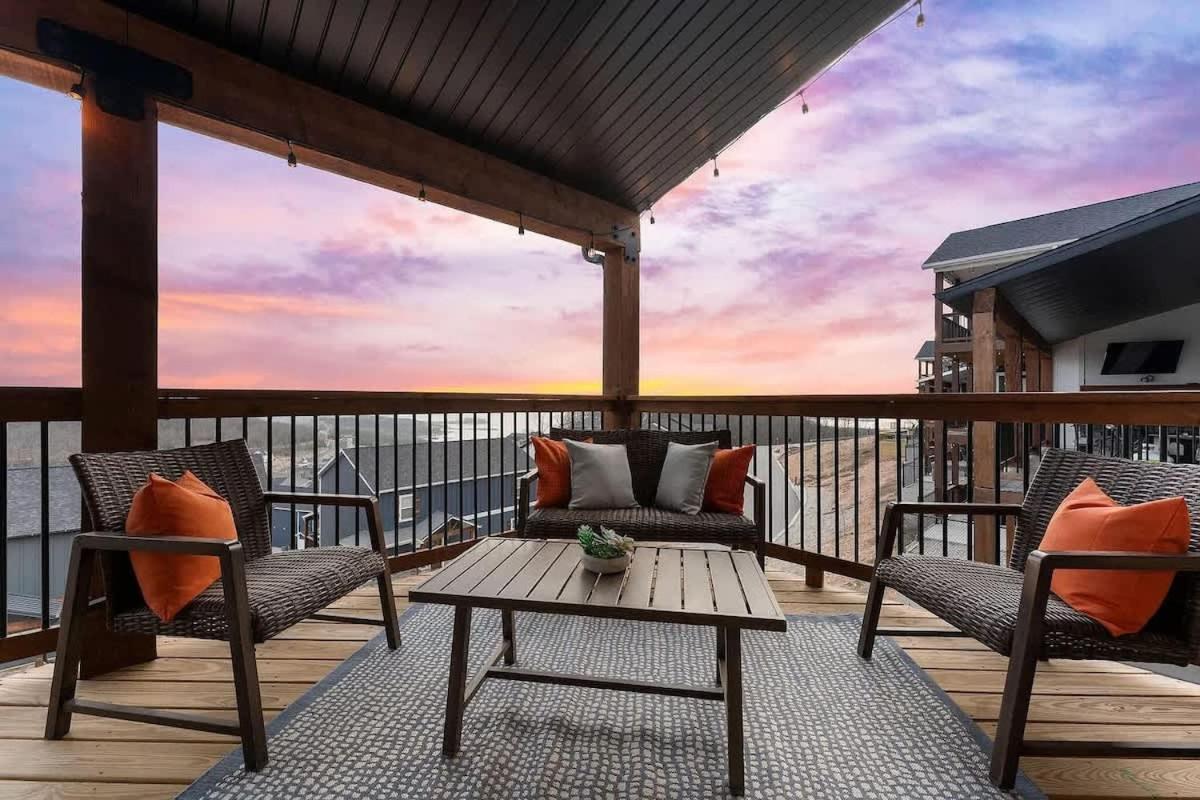 Modern Retreat Whot Tub Arcade & Stunning Views Holiday home Branson