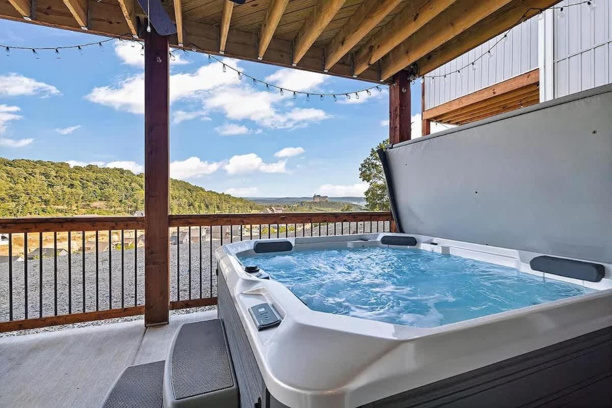 Holiday home Cozy Table Rock W Hot Tub & Game Branson