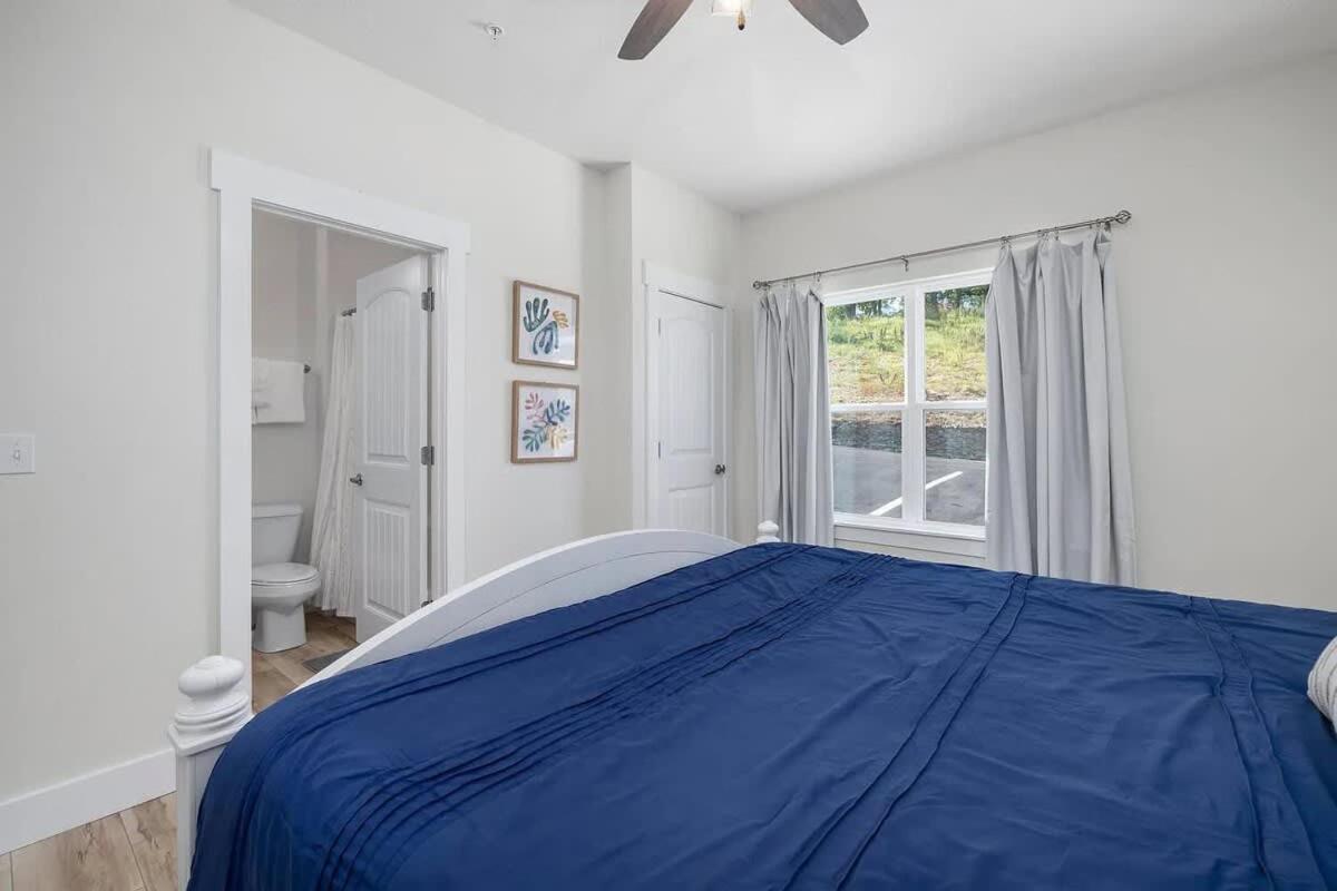 Cozy Table Rock W Hot Tub & Game Holiday home