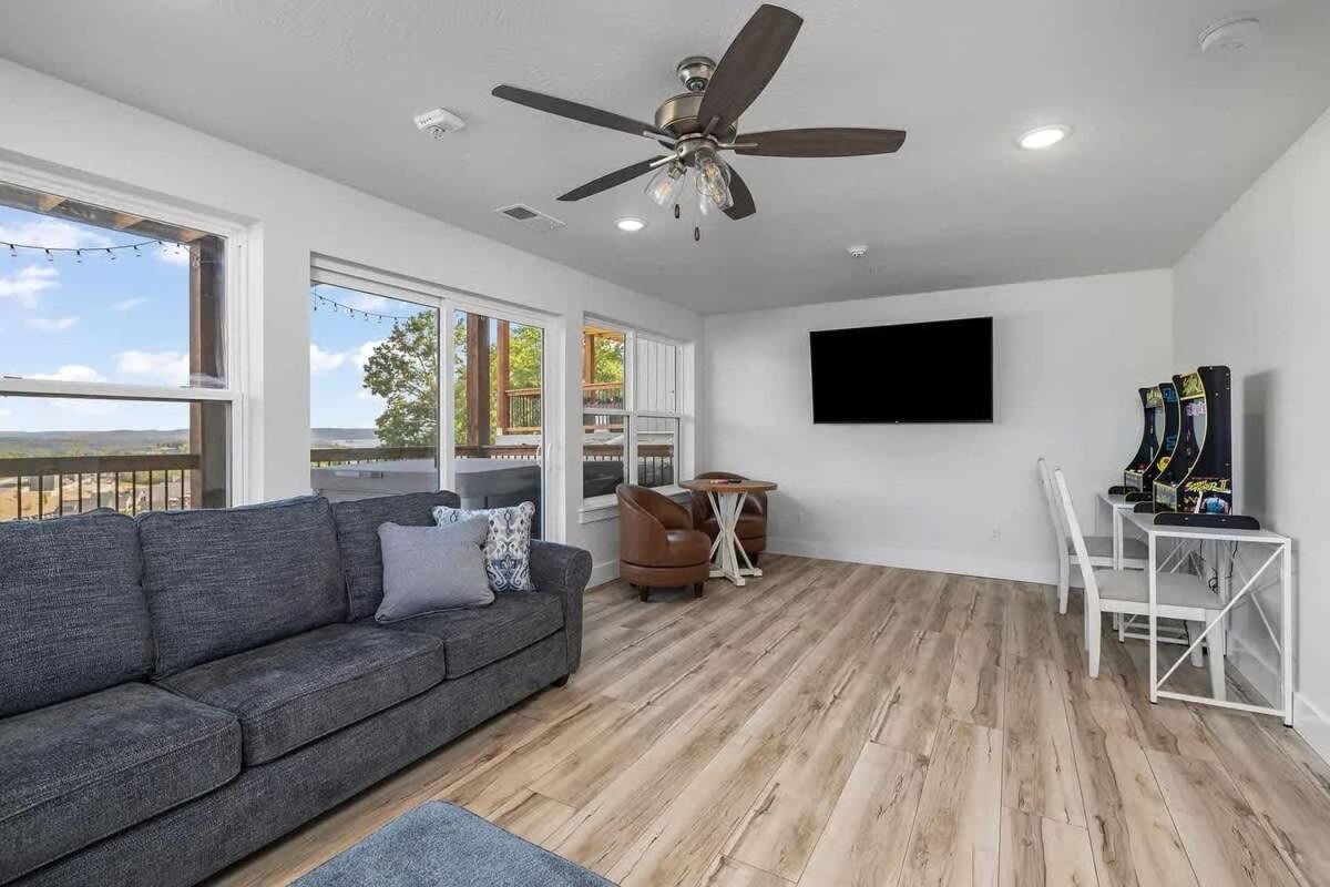 Cozy Table Rock W Hot Tub & Game Holiday home *