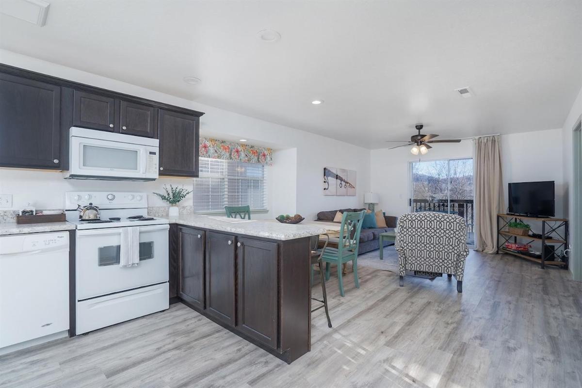 The Cove 5-3 By Sdc, Big Deck, Pool, Hot Tub, By Lake , No Stairs Branson