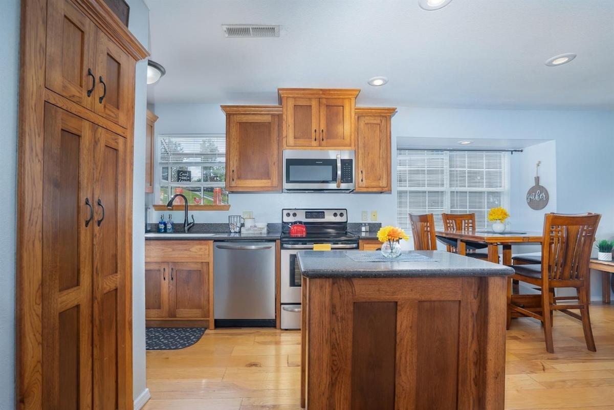 The Cove 8-3 By Sdc, Big Deck, Pool, Hot Tub, Lake View, No Stairs * Branson