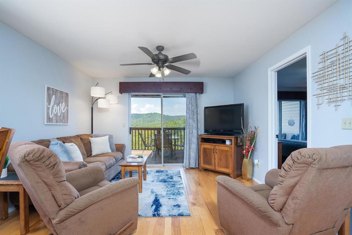 Apartment The Cove 8-3 By Sdc, Big Deck, Pool, Hot Tub, Lake View, No Stairs *