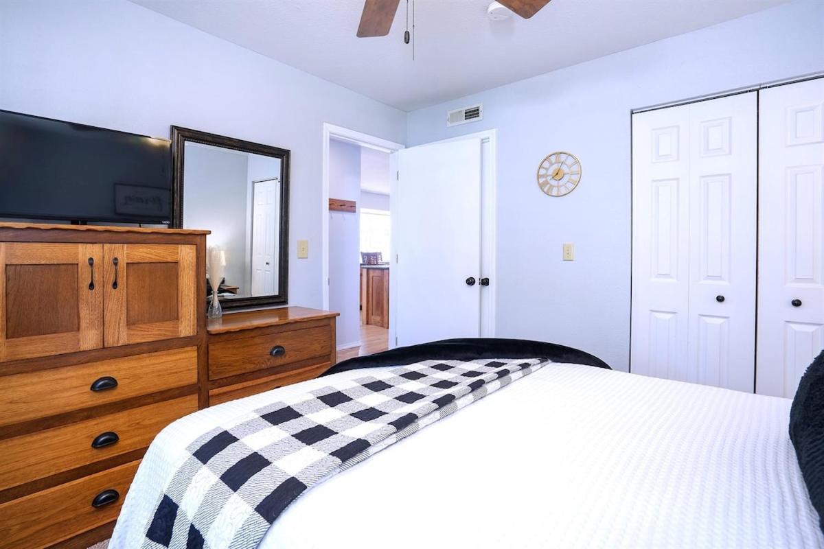 The Cove 8-3 By Sdc, Big Deck, Pool, Hot Tub, Lake View, No Stairs * Branson