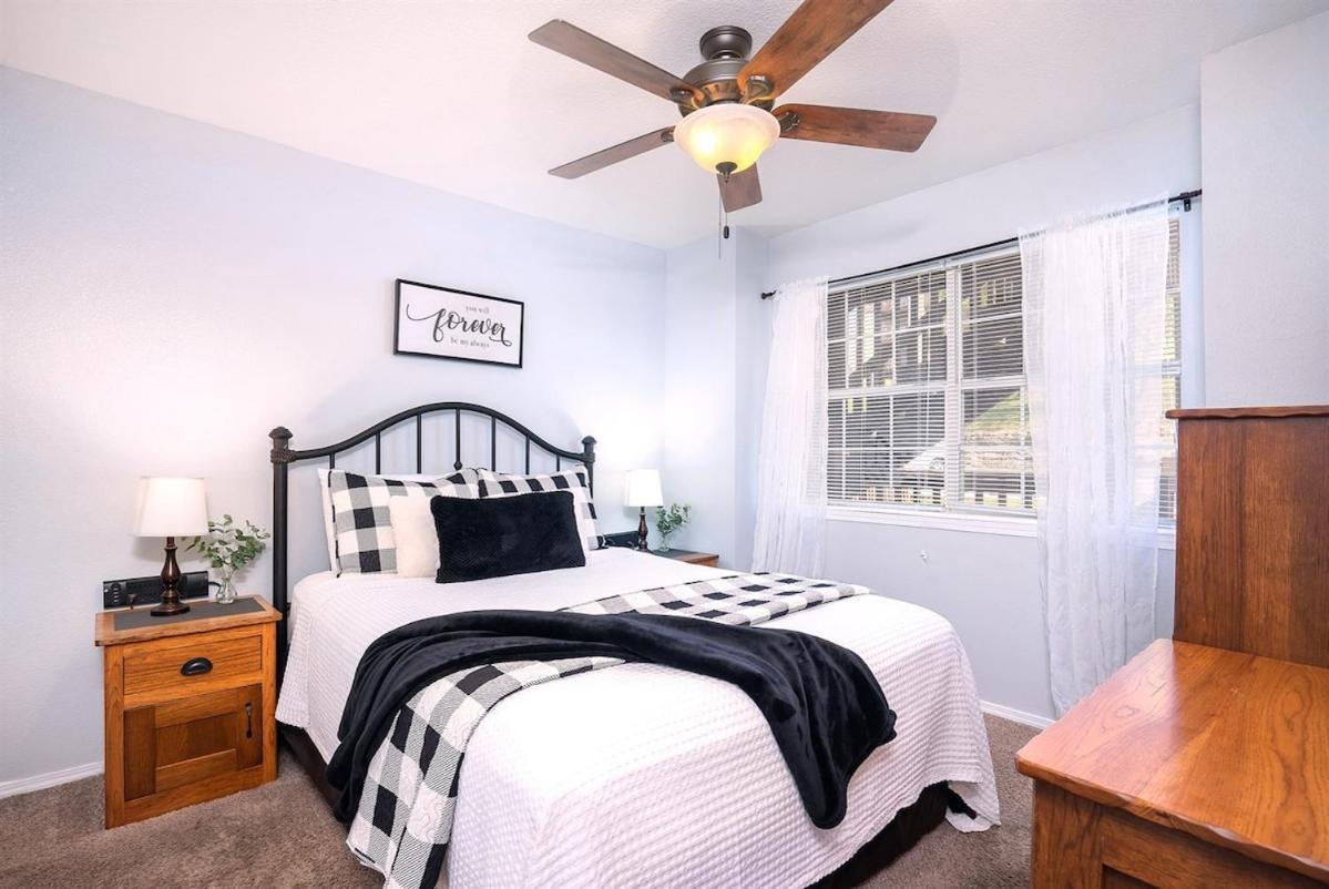Apartment The Cove 8-3 By Sdc, Big Deck, Pool, Hot Tub, Lake View, No Stairs *