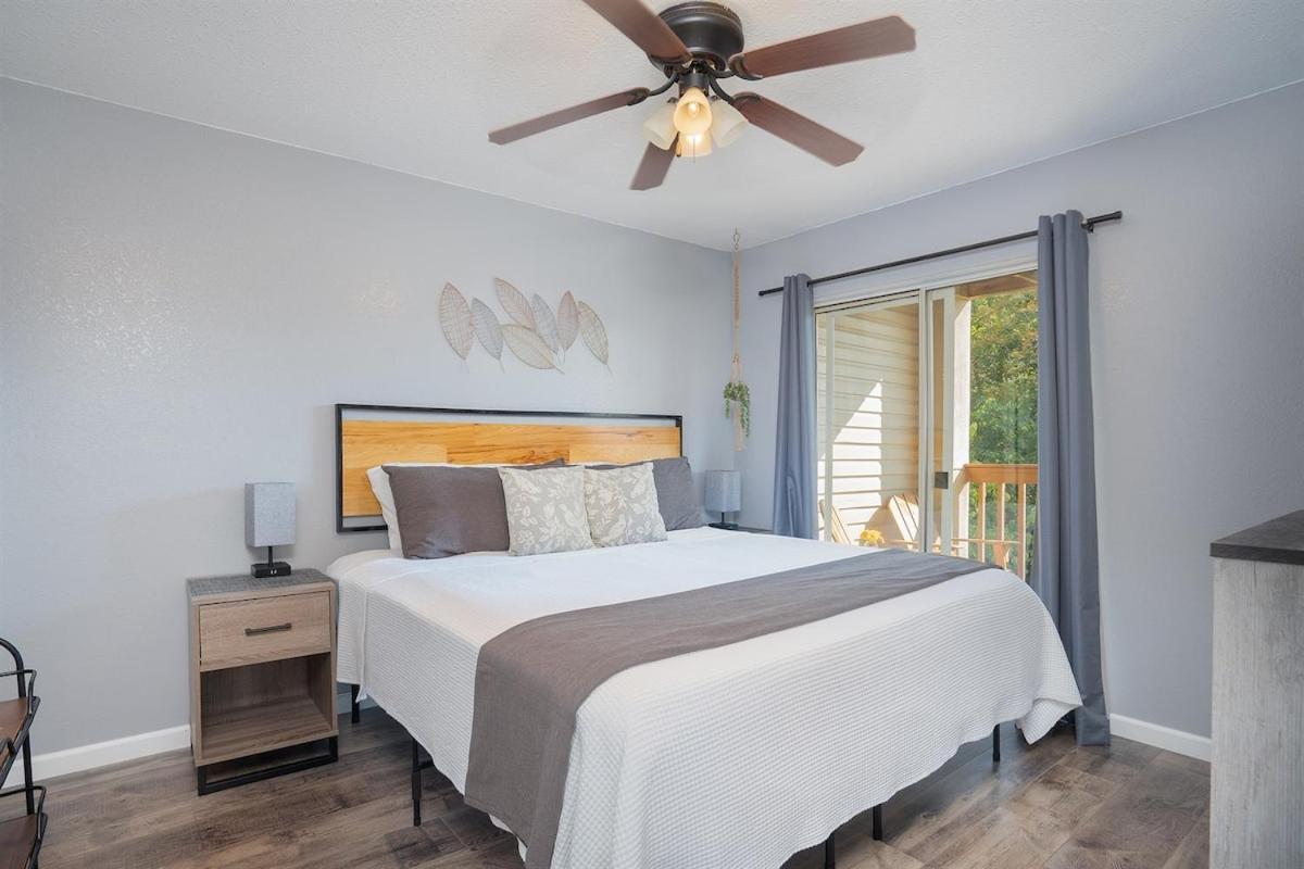 Apartment The Cove 26-2 By Sdc, Big Deck, Pool, Hot Tub, By Lake