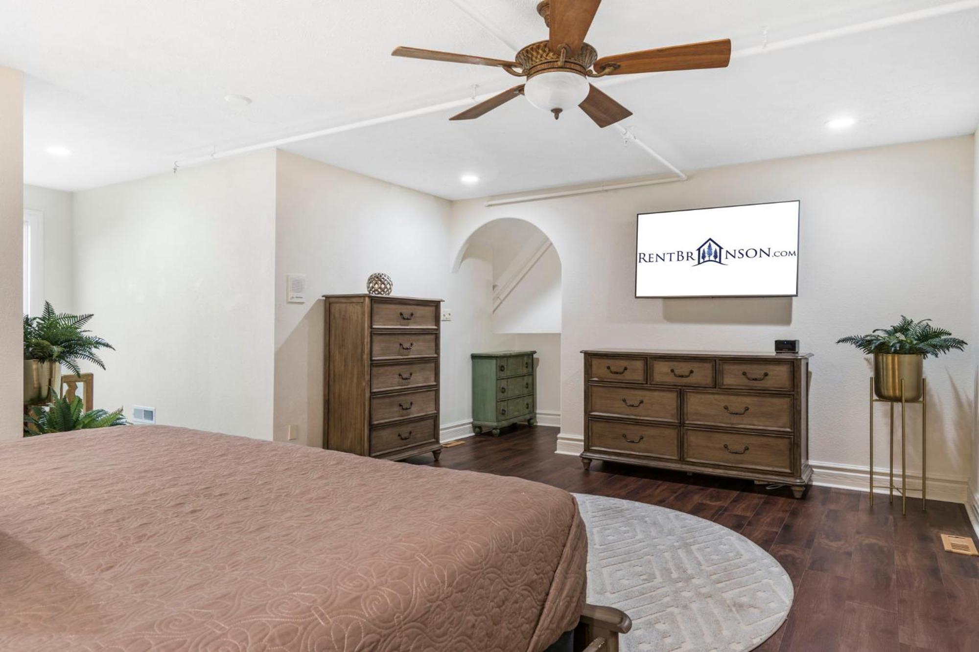 Townhouse W Tree & Views-billiards-air Hockey-free Tix-pvt Hot Tub-basketball-garage Holiday home