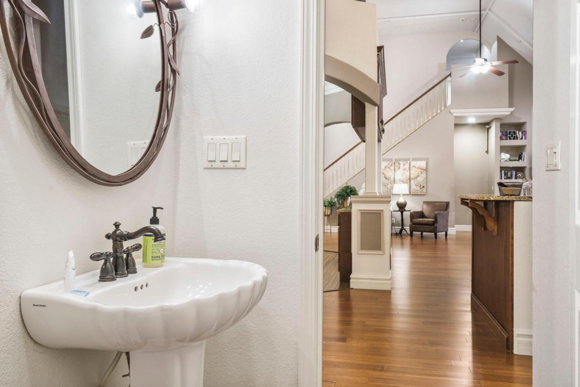 Townhouse W Tree & Views-billiards-air Hockey-free Tix-pvt Hot Tub-basketball-garage *