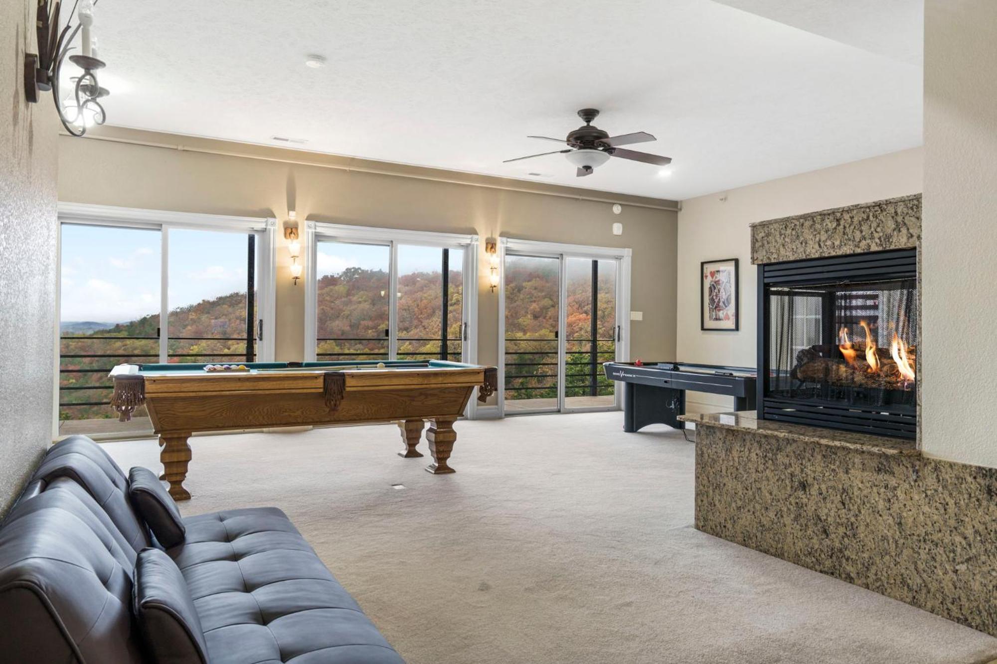Townhouse W Tree & Views-billiards-air Hockey-free Tix-pvt Hot Tub-basketball-garage Branson