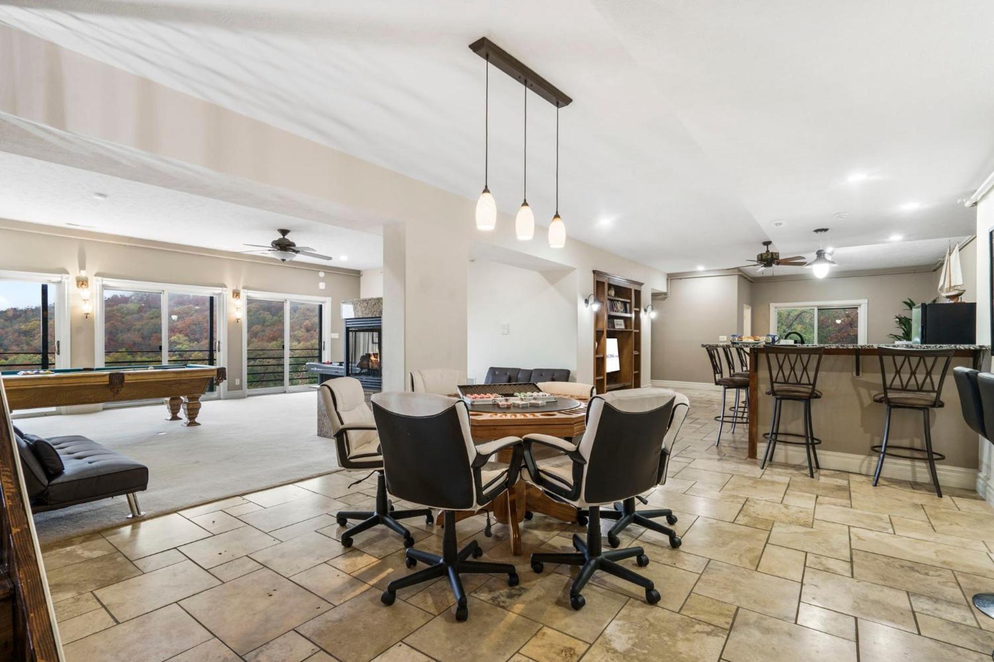 Townhouse W Tree & Views-billiards-air Hockey-free Tix-pvt Hot Tub-basketball-garage Holiday home