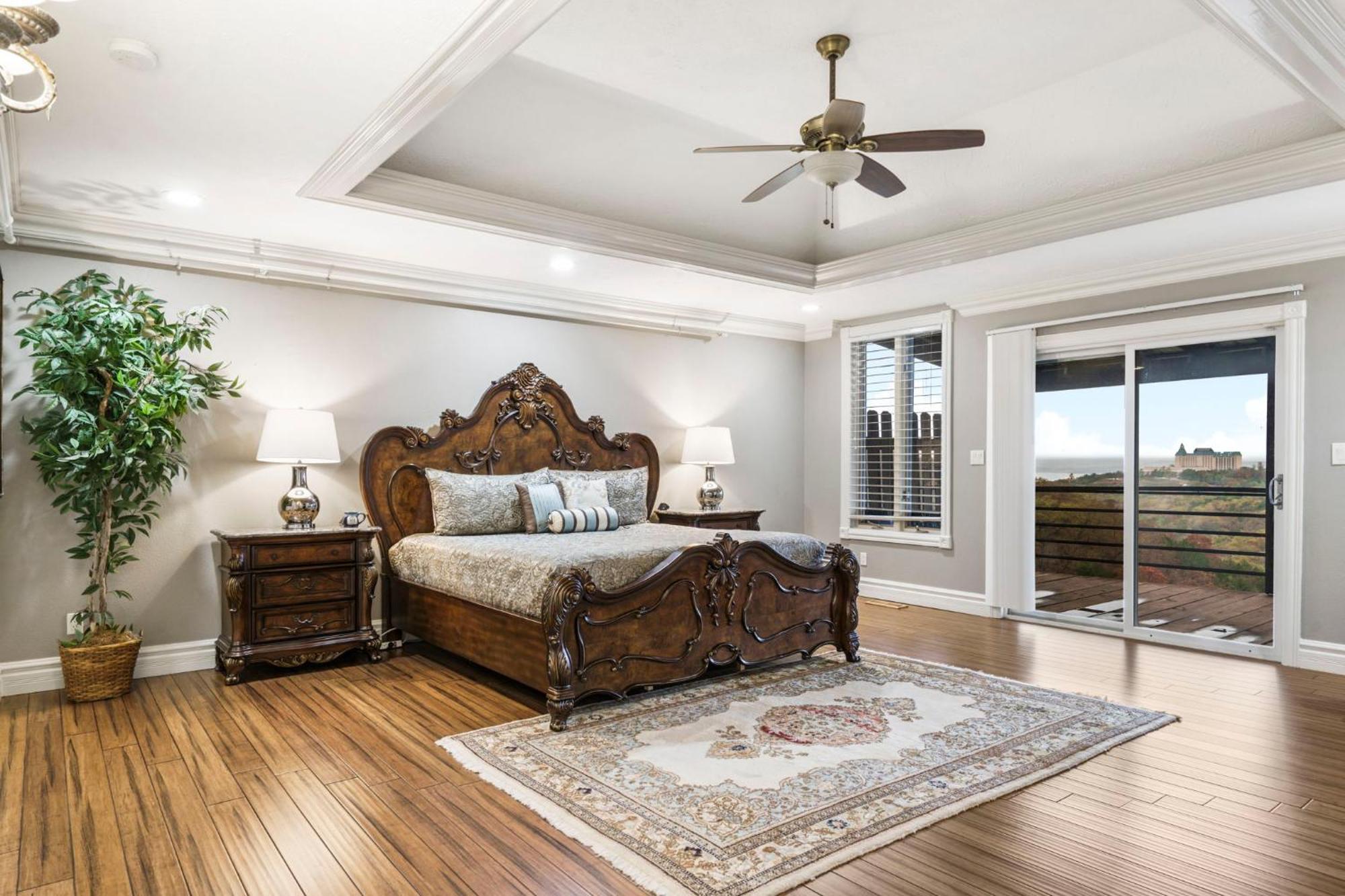 Townhouse W Tree & Views-billiards-air Hockey-free Tix-pvt Hot Tub-basketball-garage * Branson
