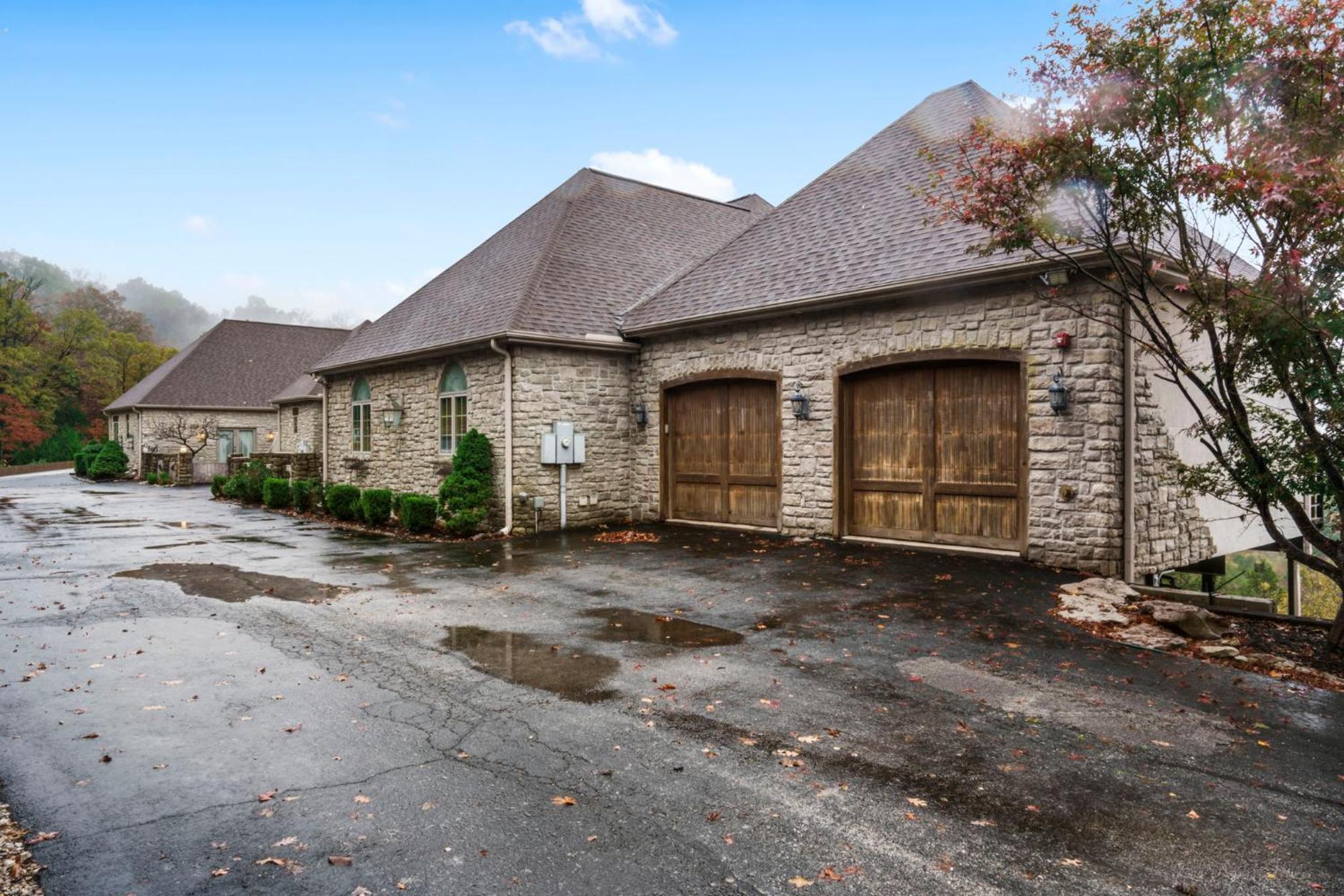 Townhouse W Tree & Views-billiards-air Hockey-free Tix-pvt Hot Tub-basketball-garage * Branson