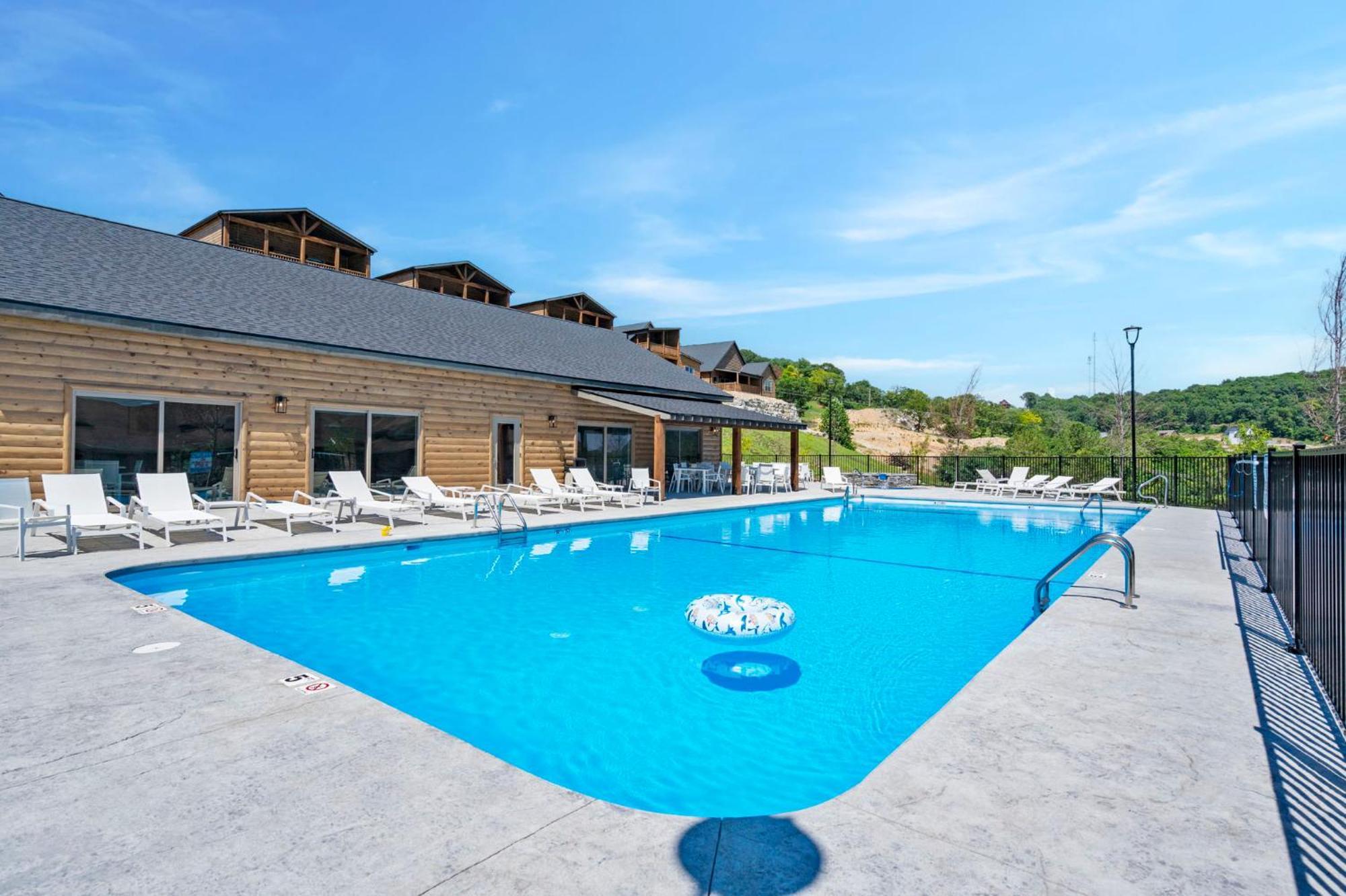 New Log Cabin, Free Local Attraction Tickets Daily, Ozark Views, Cmty Amenities! Branson