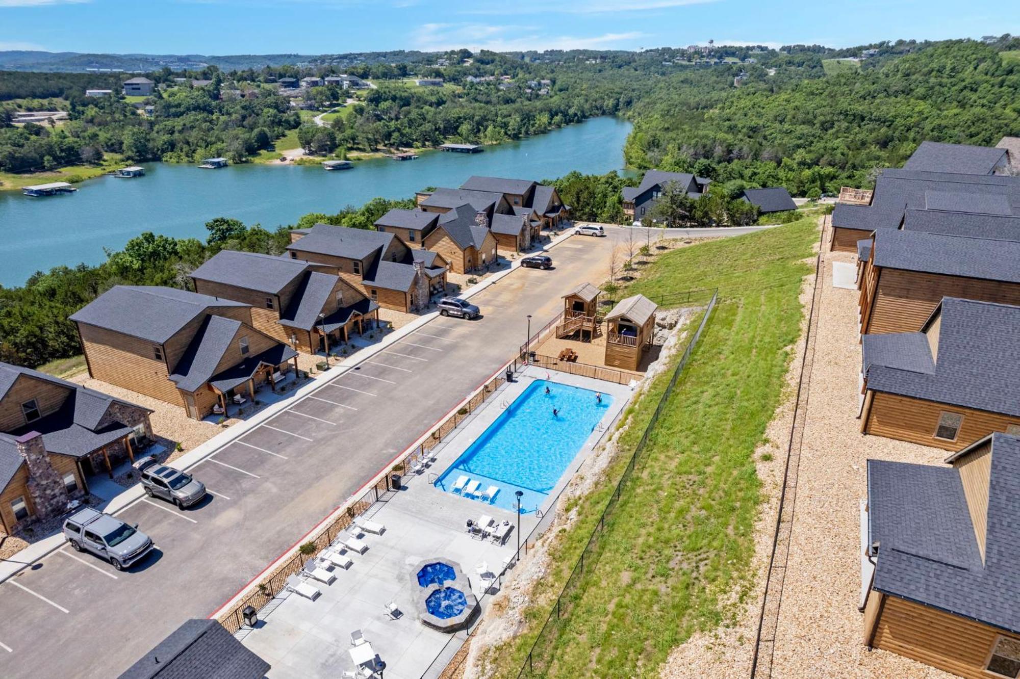 New Log Cabin, Free Local Attraction Tickets Daily, Ozark Views, Cmty Amenities! Holiday home Branson