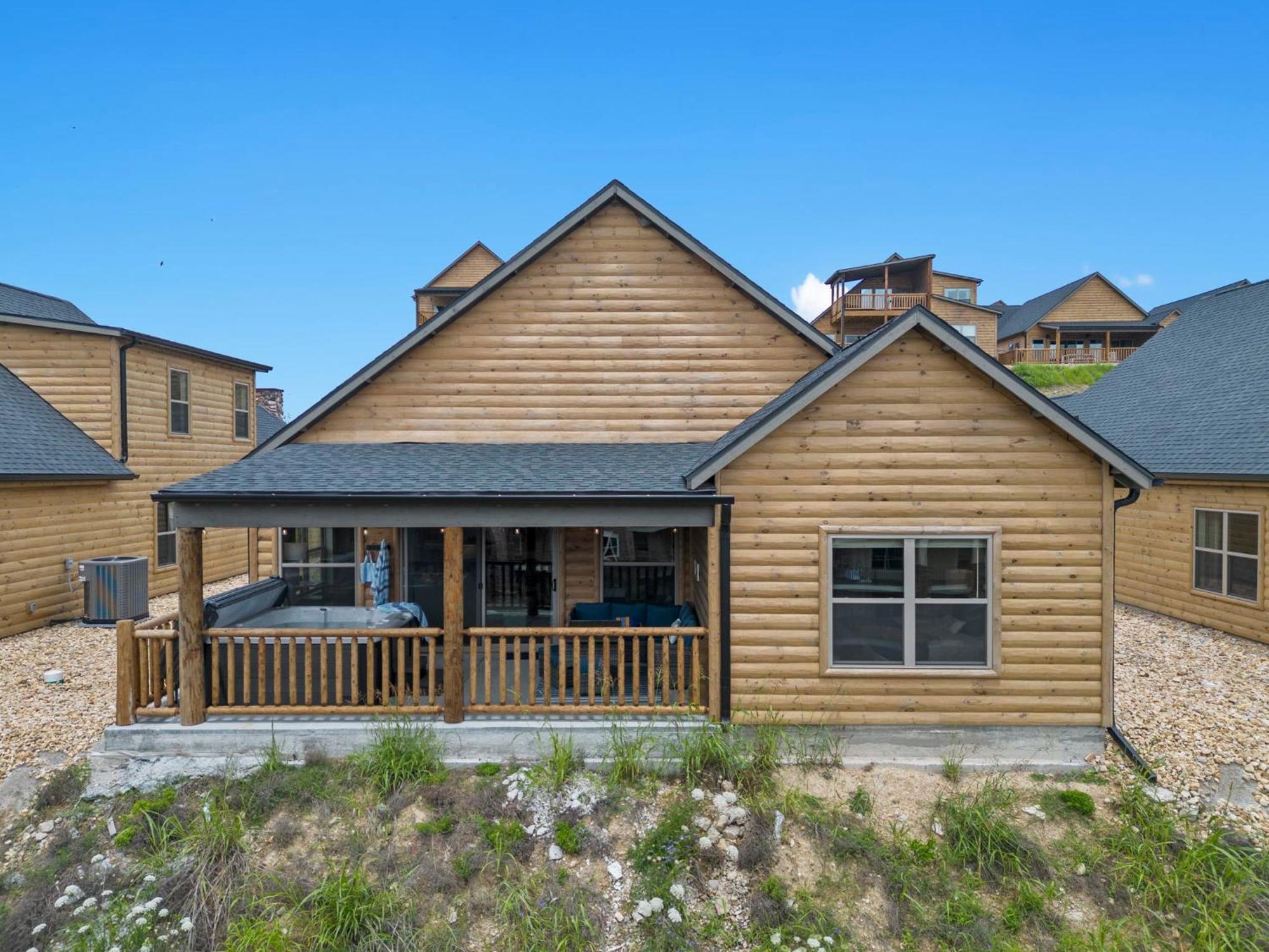 New Log Cabin, Free Local Attraction Tickets Daily, Ozark Views, Cmty Amenities! Holiday home Branson