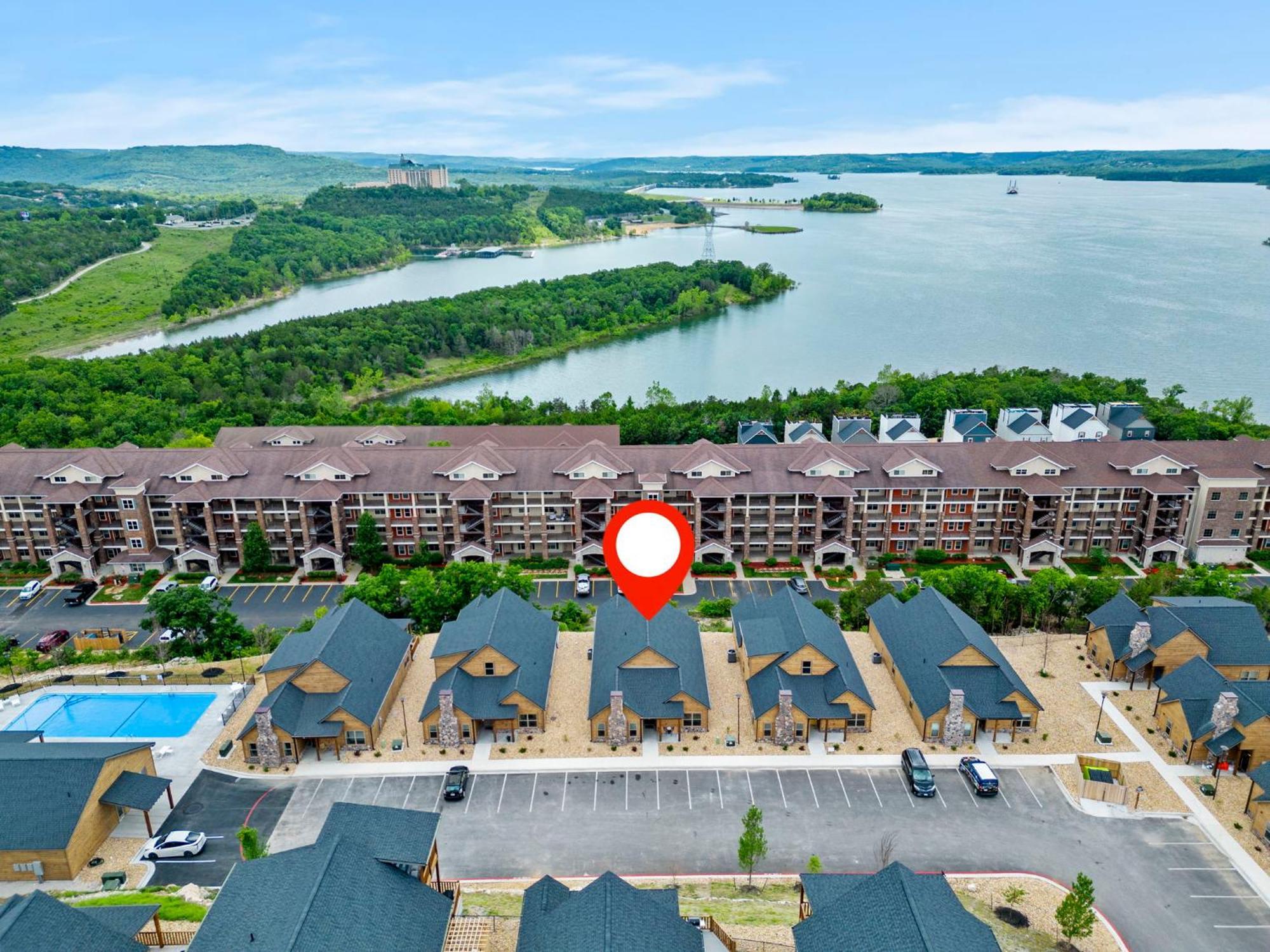 Holiday home New Log Cabin, Free Local Attraction Tickets Daily, Ozark Views, Cmty Amenities! *