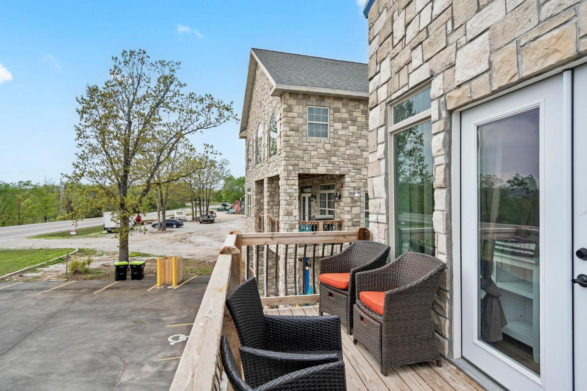 1 Mile To State Park Marina- Free Daily Tickets- Table Rock Near- Arcades! Holiday home *