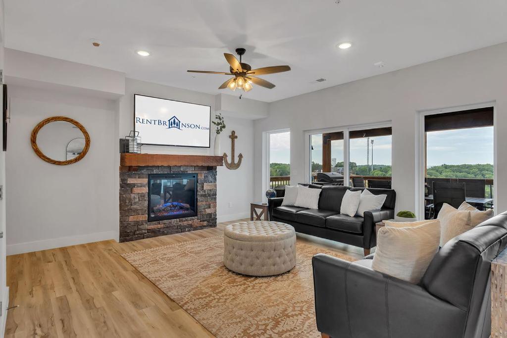 Putting Green-table Rock View-$400 Of Free Tickets-super Location-hot Tub! Branson