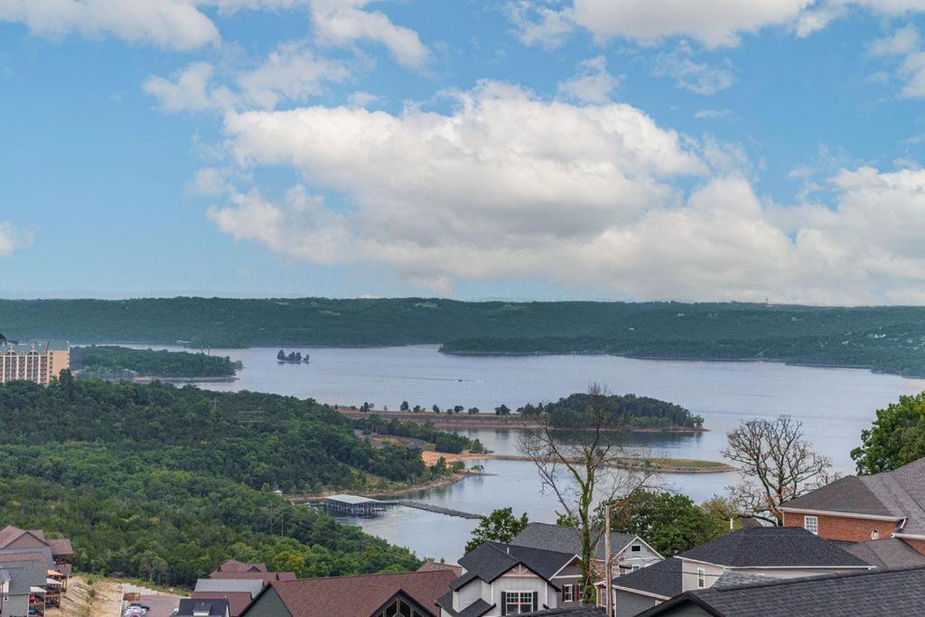 Putting Green-table Rock View-$400 Of Free Tickets-super Location-hot Tub! Holiday home Branson