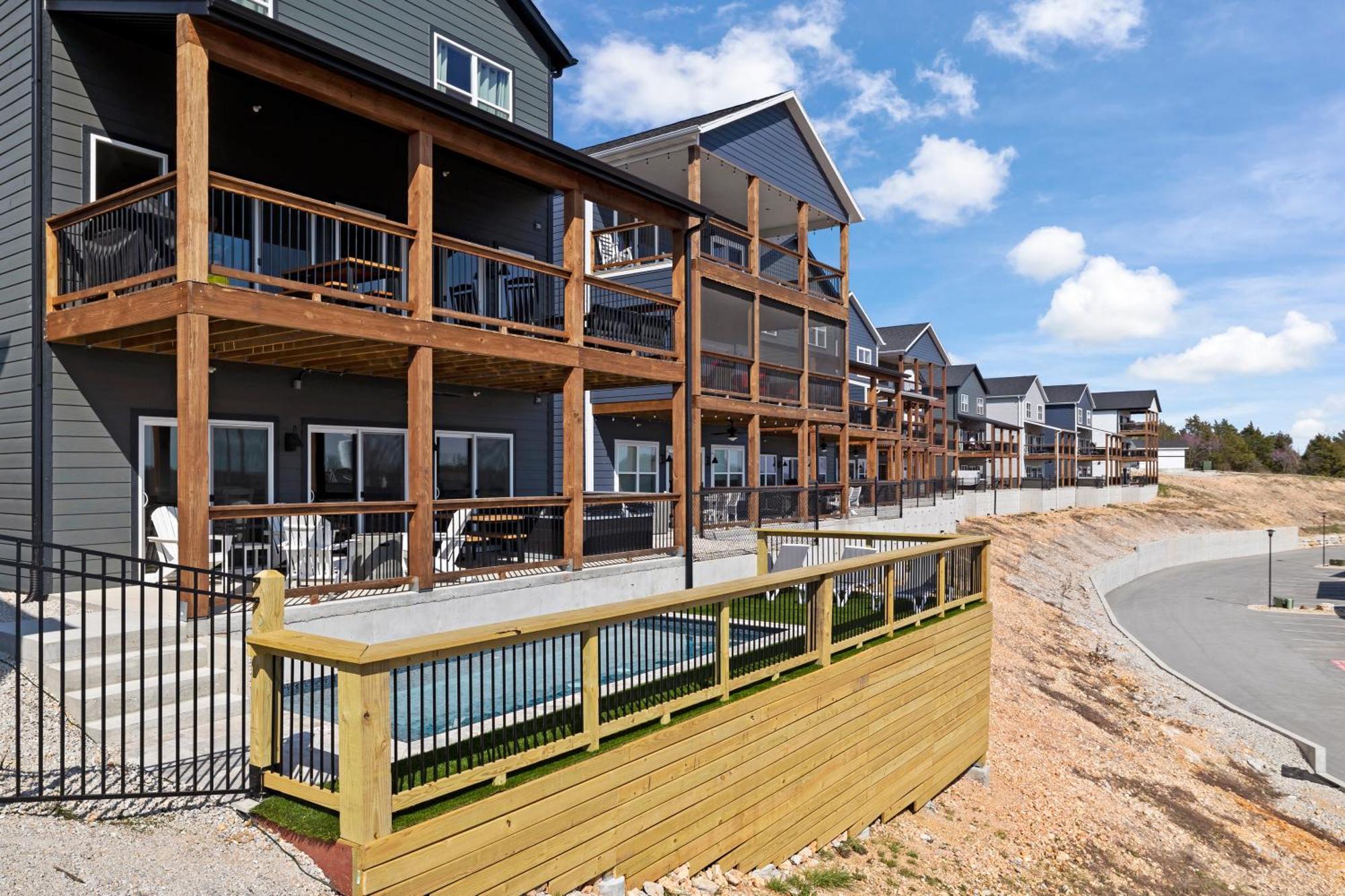 Holiday home Pvt Outdoor Pool-multiple Arcades-pvt Hot Tub-free Attraction Tickets-firepit-lake View