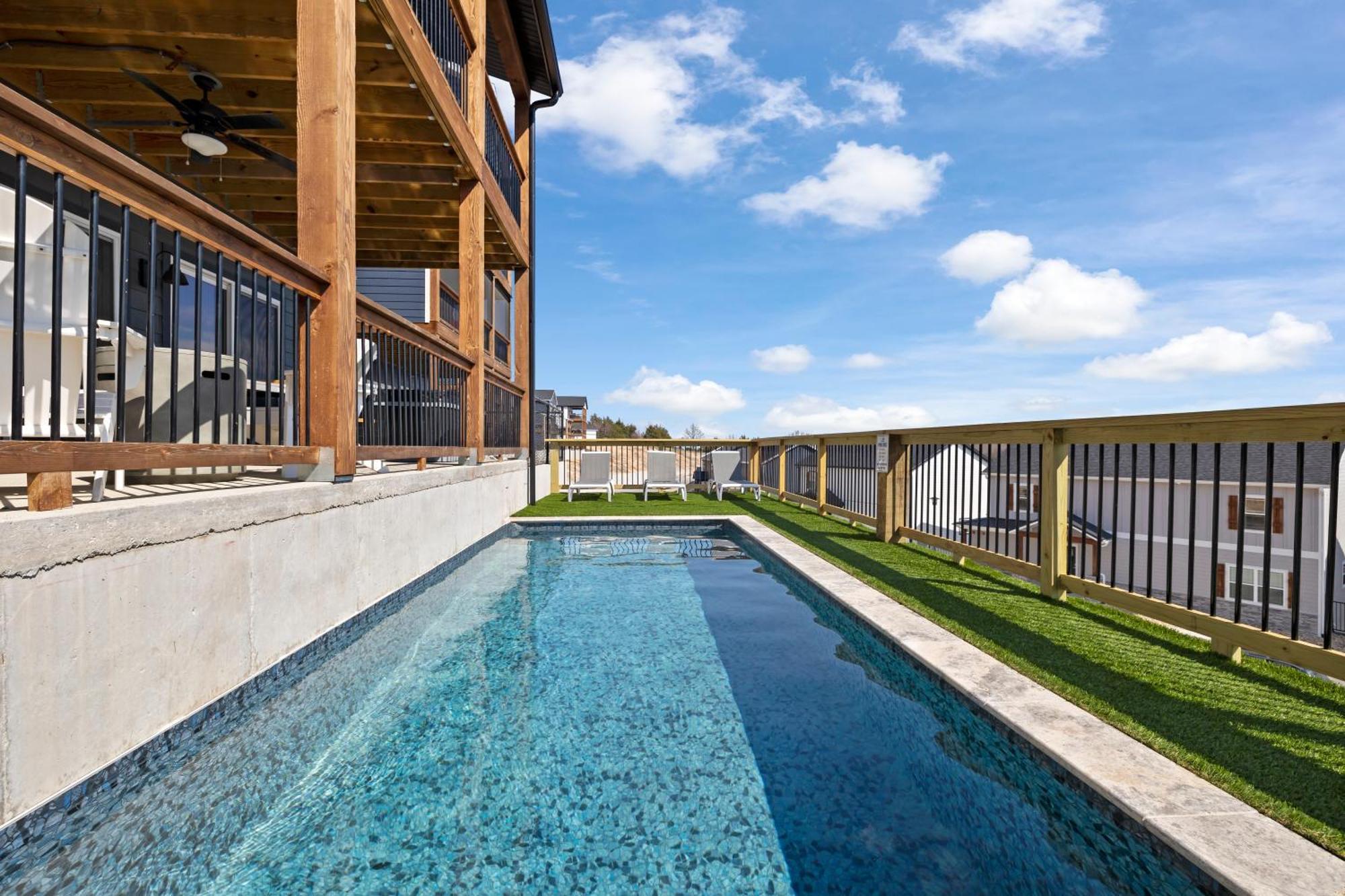 Holiday home Pvt Outdoor Pool-multiple Arcades-pvt Hot Tub-free Attraction Tickets-firepit-lake View *
