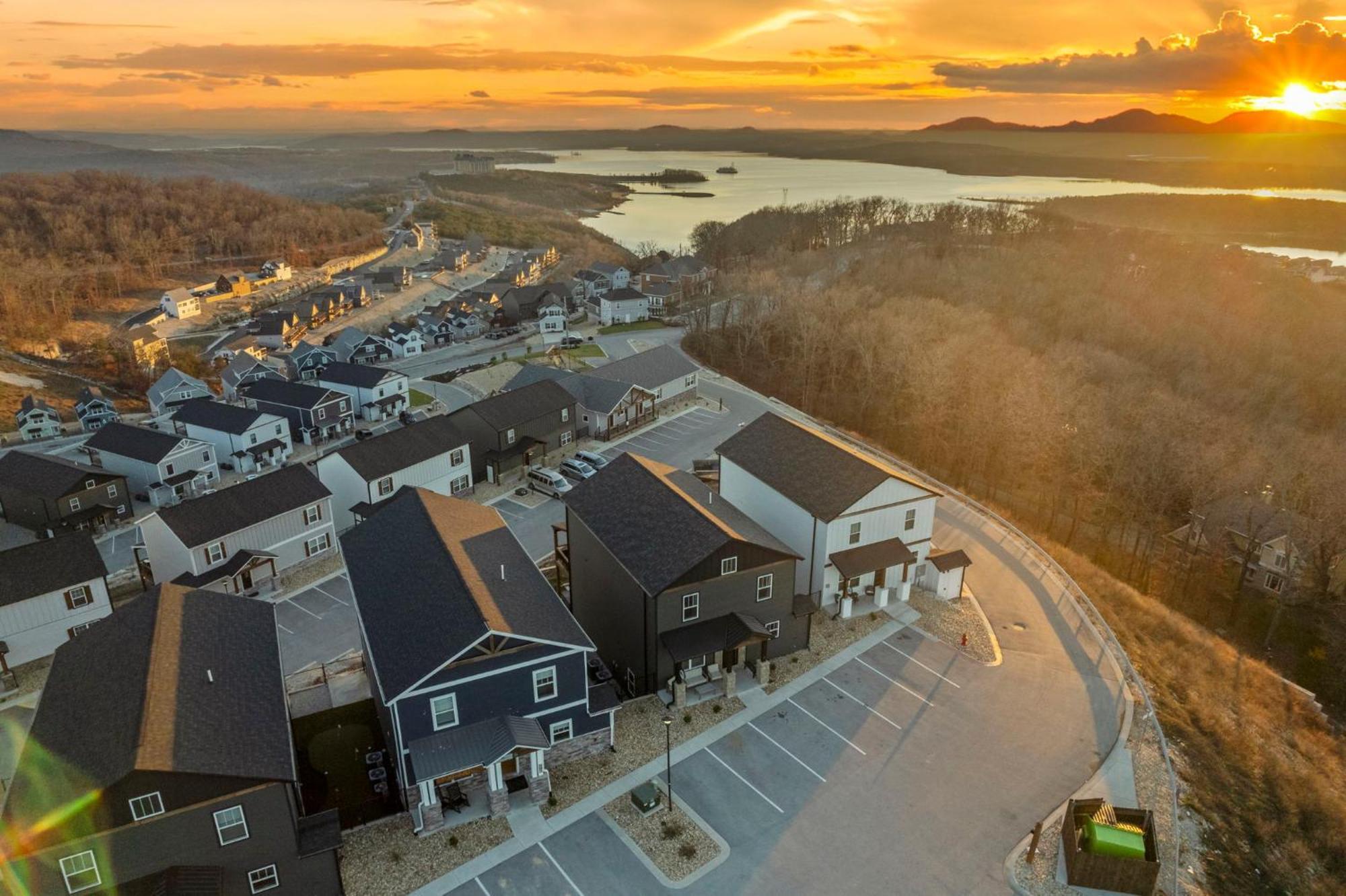 Pvt Outdoor Pool-multiple Arcades-pvt Hot Tub-free Attraction Tickets-firepit-lake View Holiday home