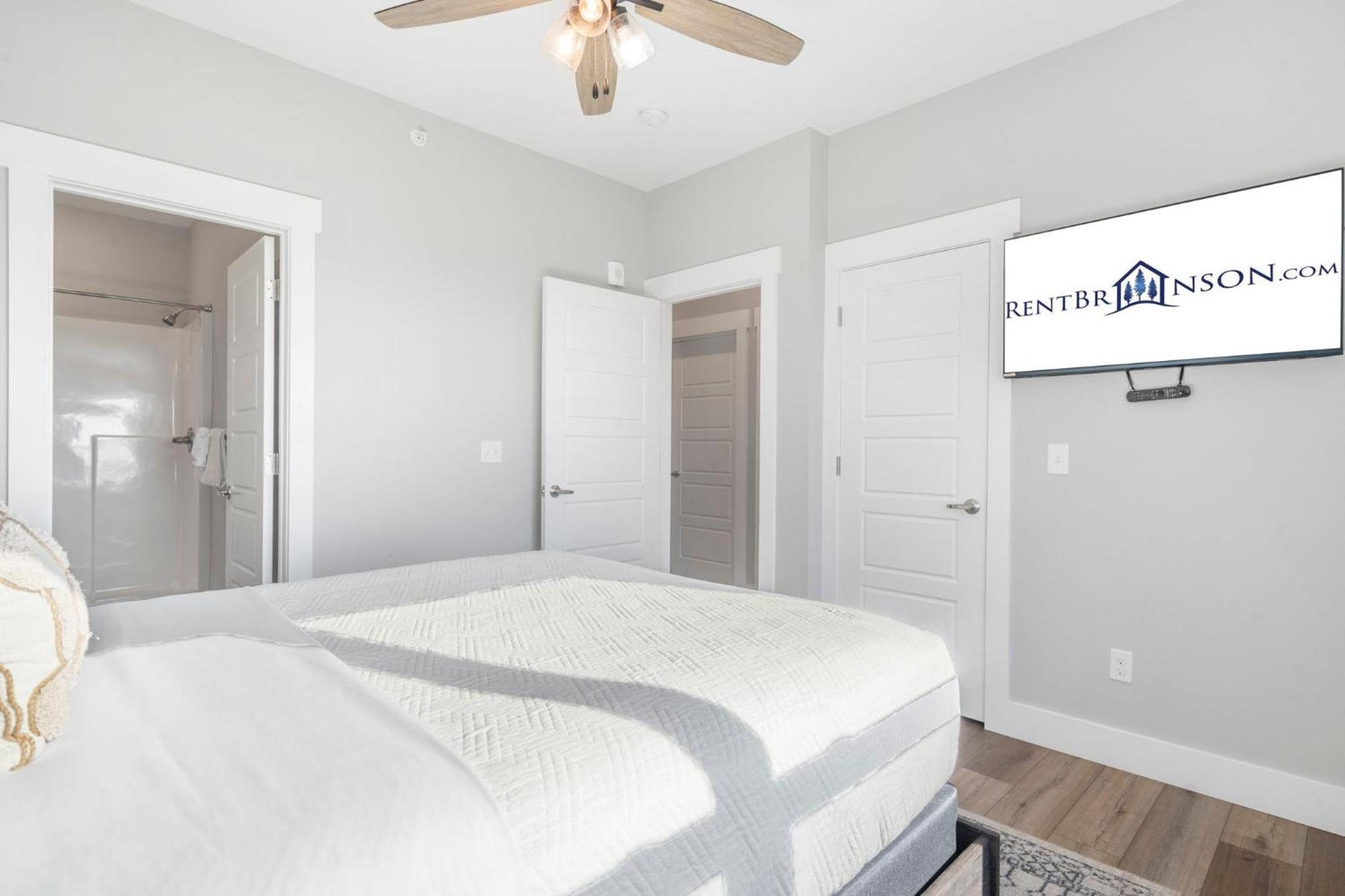Pvt Outdoor Pool-multiple Arcades-pvt Hot Tub-free Attraction Tickets-firepit-lake View *