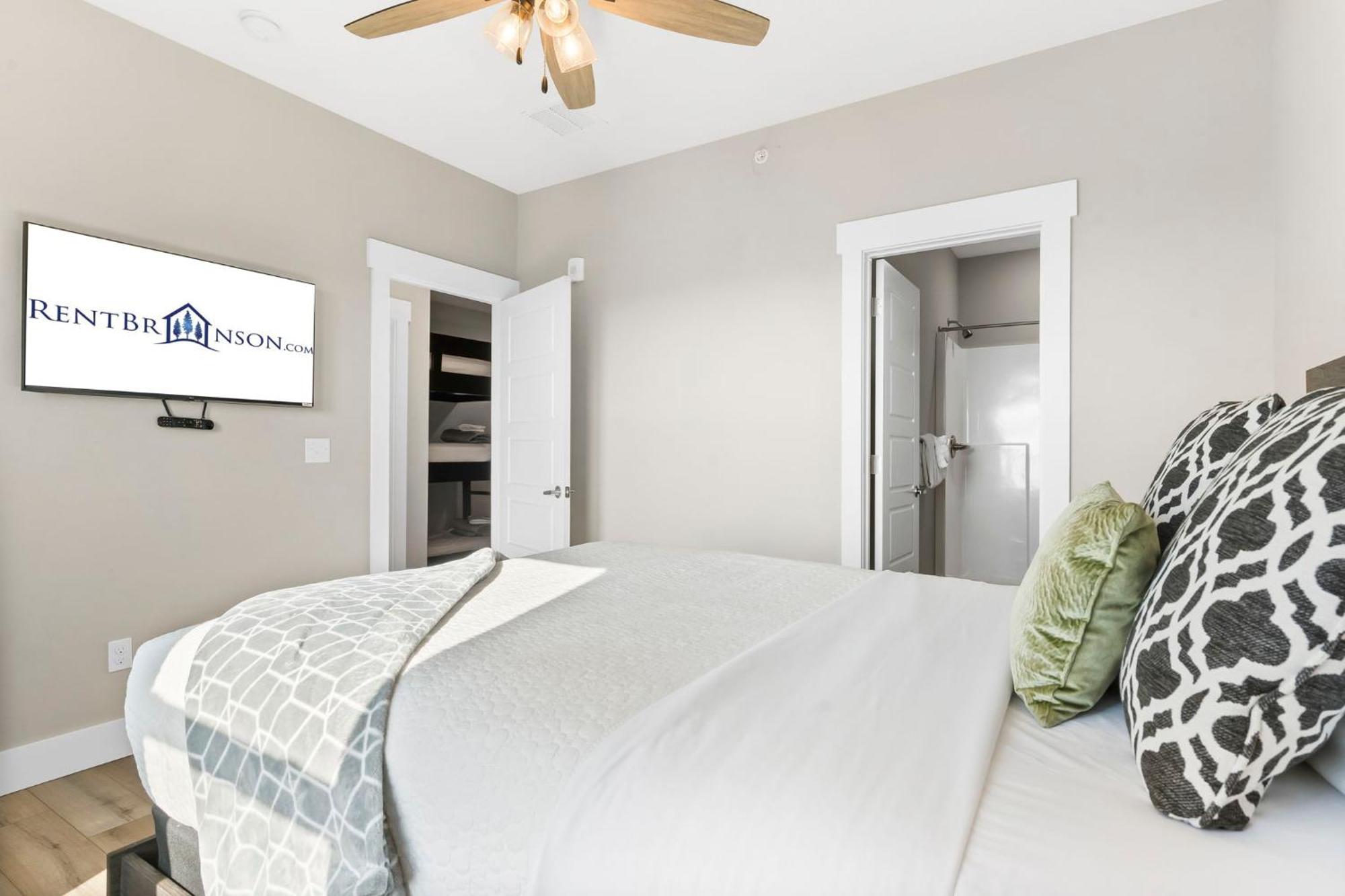 Pvt Outdoor Pool-multiple Arcades-pvt Hot Tub-free Attraction Tickets-firepit-lake View *