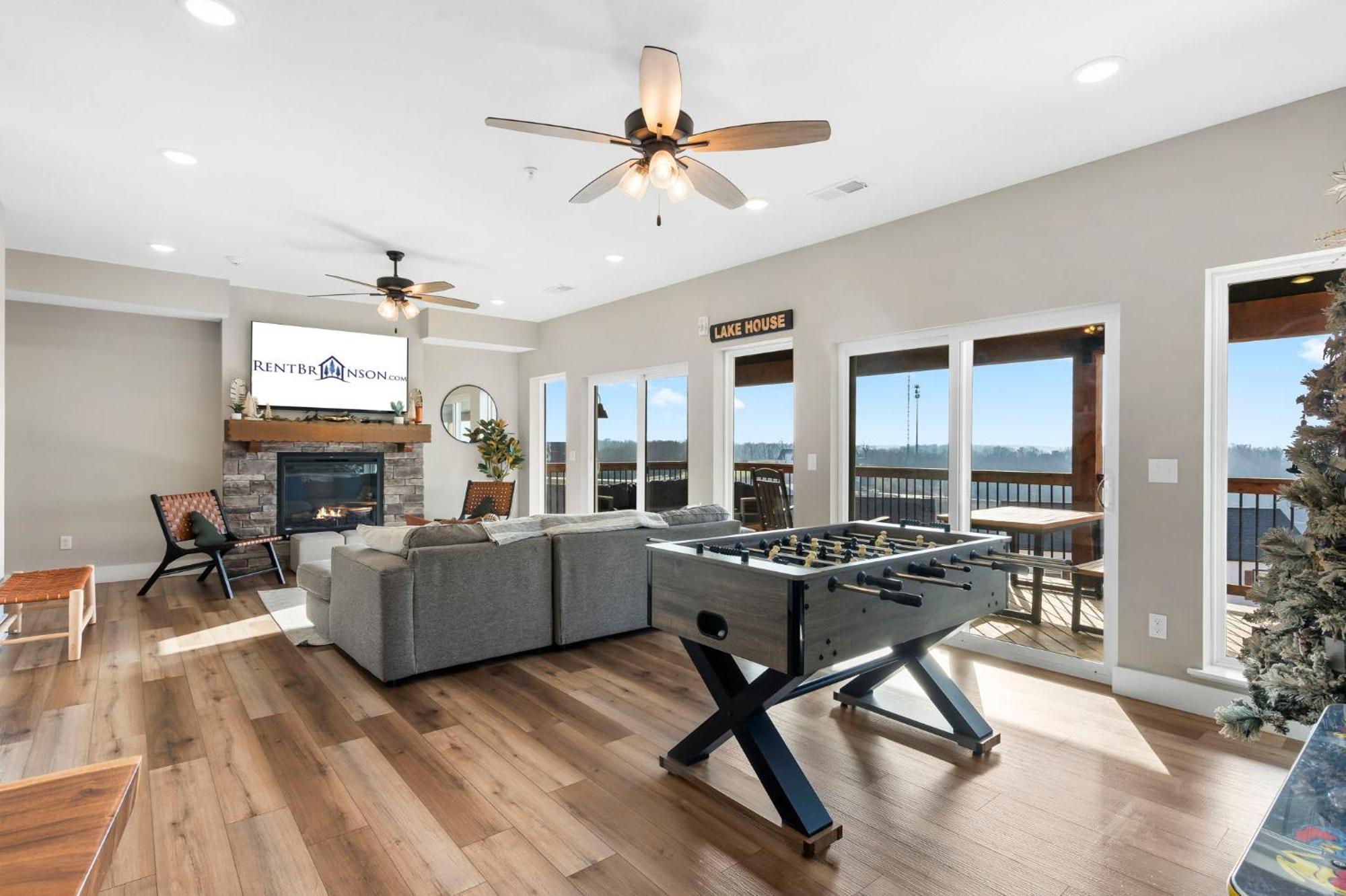 Holiday home Pvt Outdoor Pool-multiple Arcades-pvt Hot Tub-free Attraction Tickets-firepit-lake View