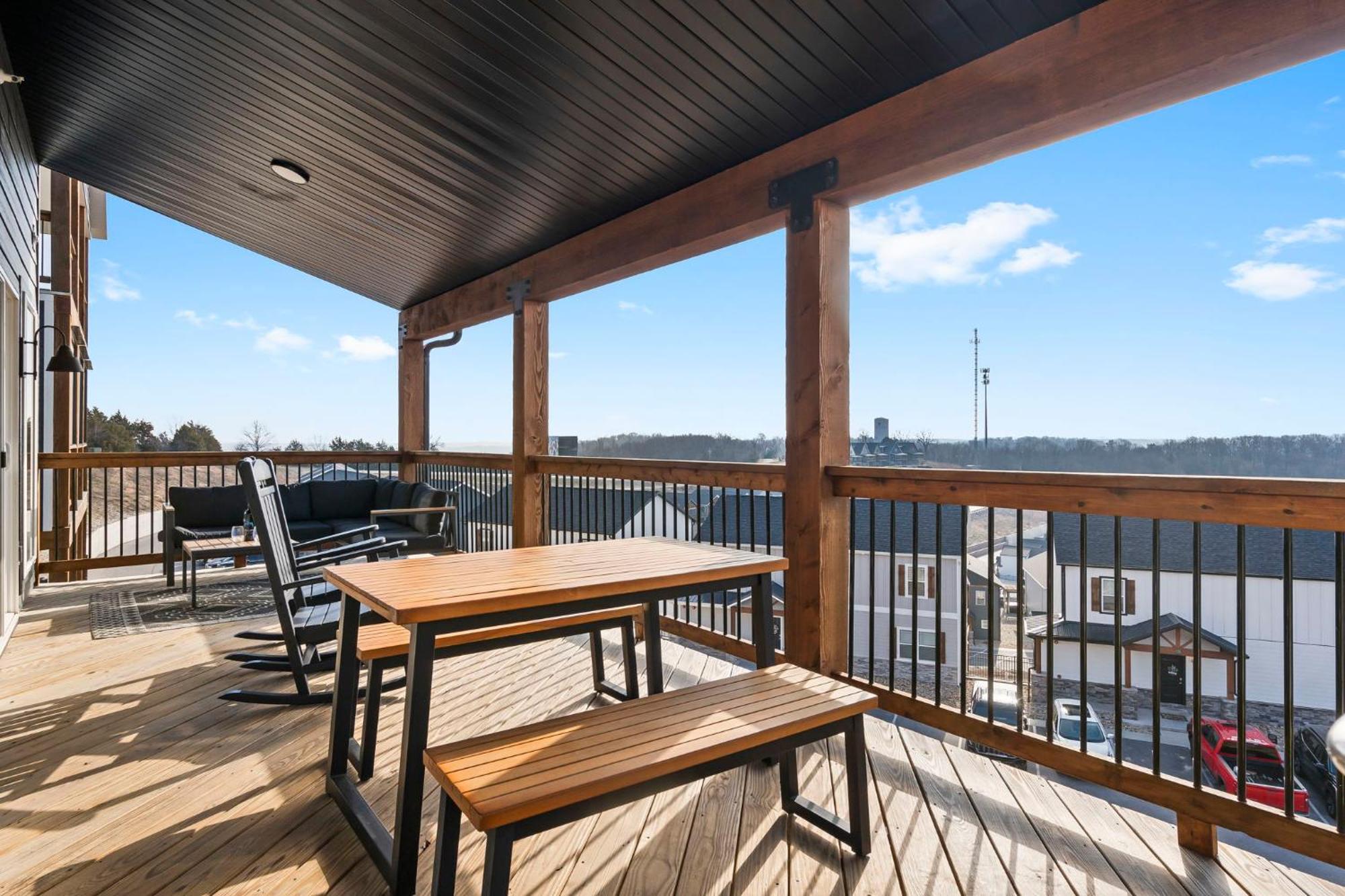 Pvt Outdoor Pool-multiple Arcades-pvt Hot Tub-free Attraction Tickets-firepit-lake View Holiday home *