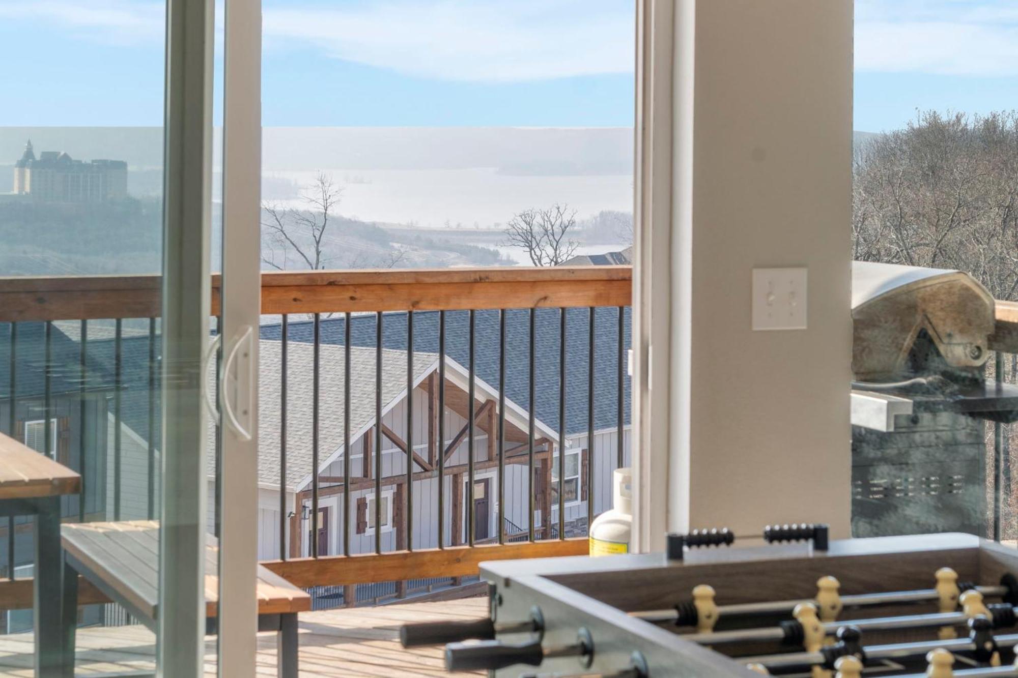 Holiday home Pvt Outdoor Pool-multiple Arcades-pvt Hot Tub-free Attraction Tickets-firepit-lake View